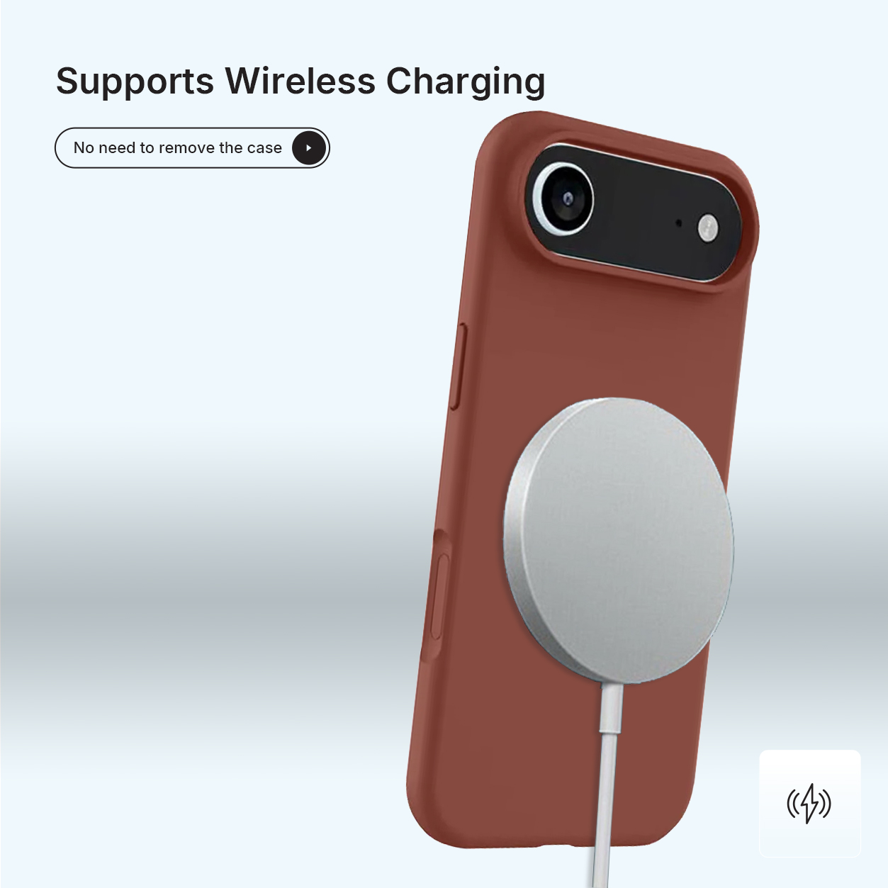 Un téléphone dans un étui marron est attaché à un chargeur sans fil argenté. Le chargeur est connecté à un câble blanc.