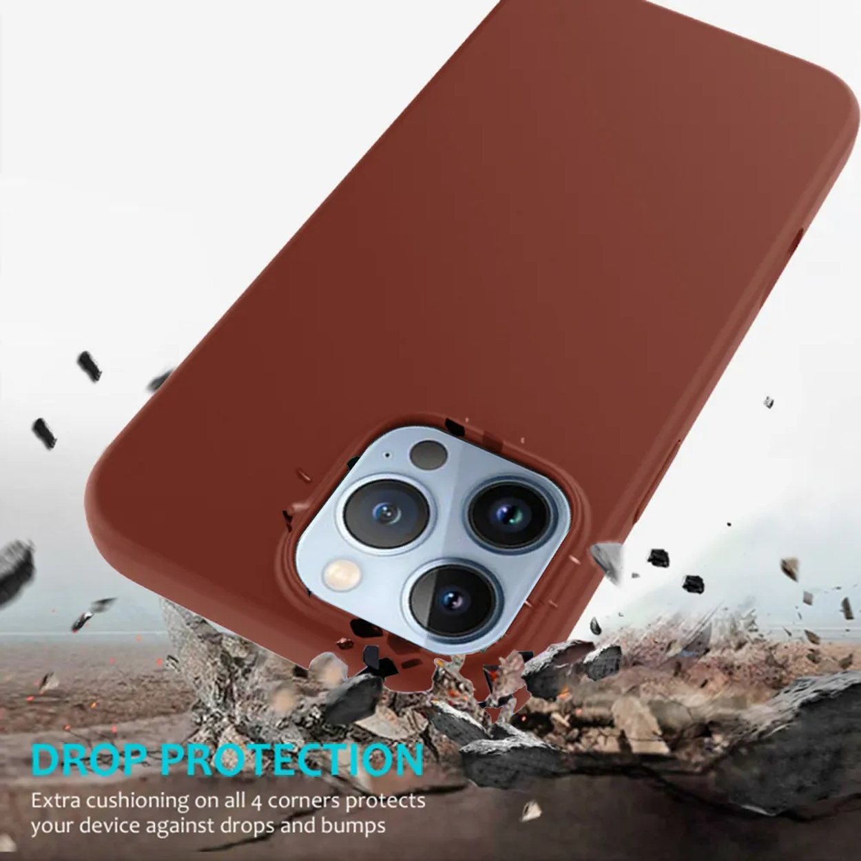 Een bruine telefoonhoes naar beneden gekanteld, met een zichtbare camera. De hoes staat boven een gebroken grond, met tekst 'DROP PROTECTION'.