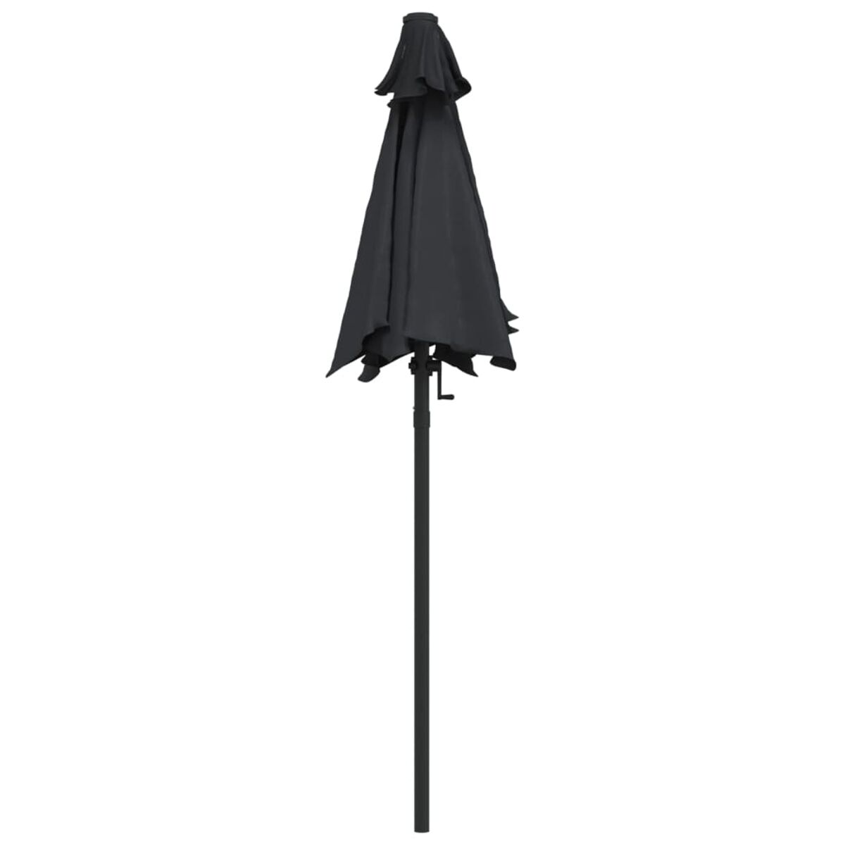 Un ombrello da patio nero chiuso è su sfondo bianco. L'ombrello è centrato e ha un lungo palo nero.