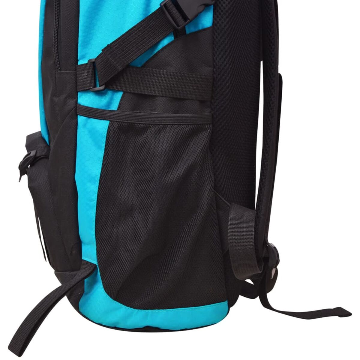 Nahaufnahme eines Rucksacks. Er hat ein blaues und schwarzes Farbschema mit Riemen, Schnallen und Netztaschen. Der Hintergrund ist weiß.
