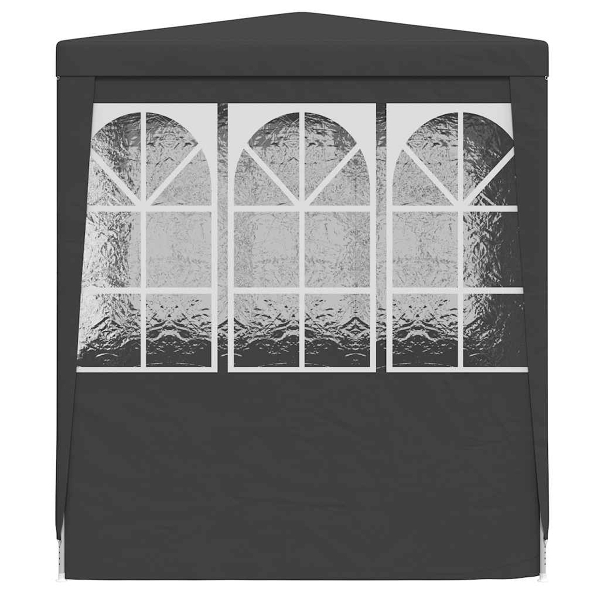 Una tenda grigio scuro con tre finestre ad arco. Le finestre hanno un motivo a griglia bianca. La tenda ha un tetto triangolare.
