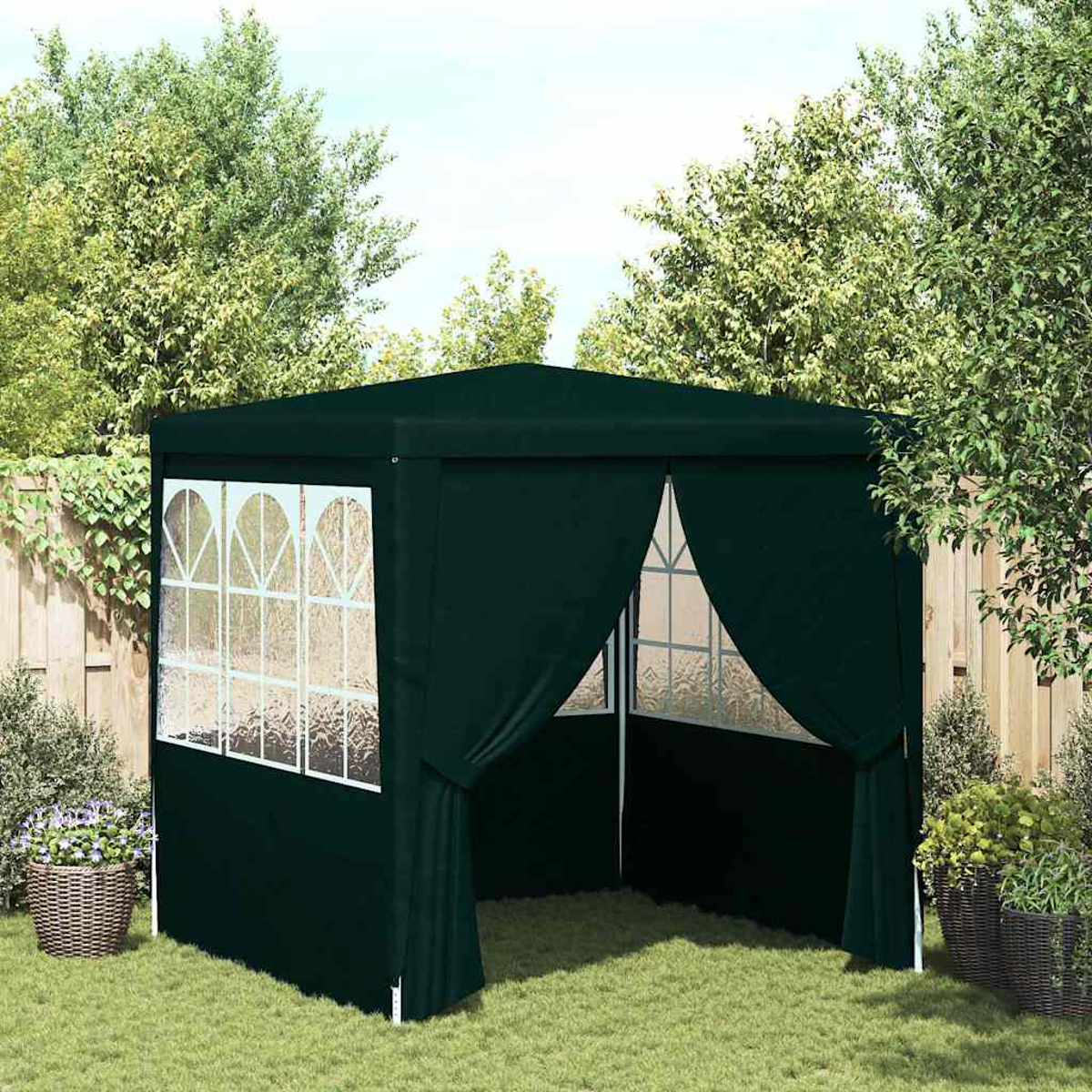 Un gazebo verde scuro è sull'erba. Ha finestre e tende. Alberi e una staccionata in legno sono sullo sfondo.