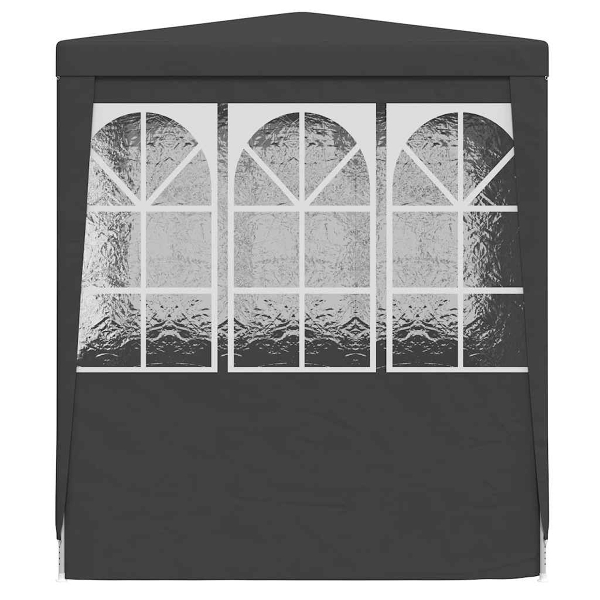 Una tenda nera con tre finestre ad arco con cornici bianche.