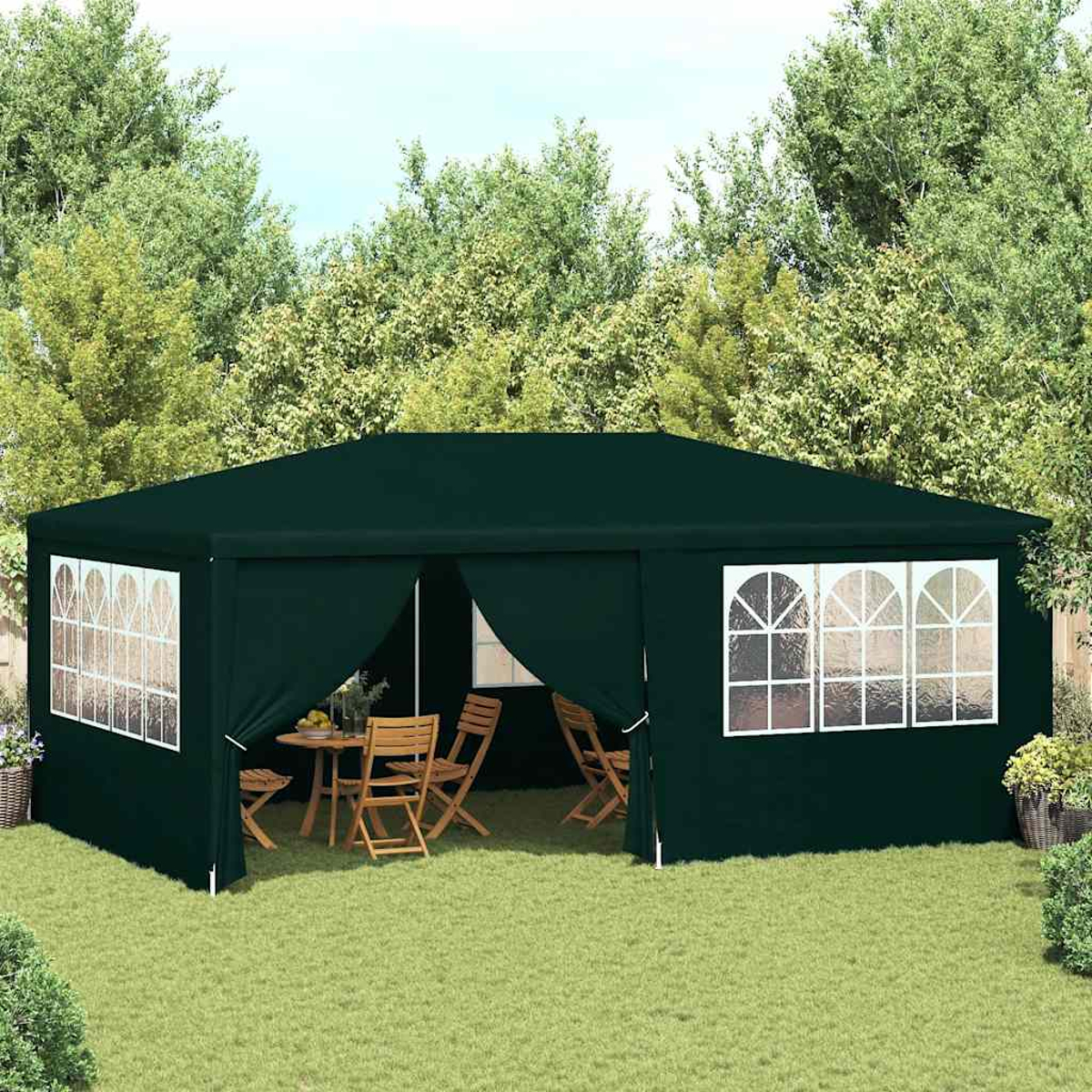 Un gazebo verde scuro su un prato verde con un tavolo e sedie all'interno. Gli alberi sono sullo sfondo. Le finestre sono visibili.