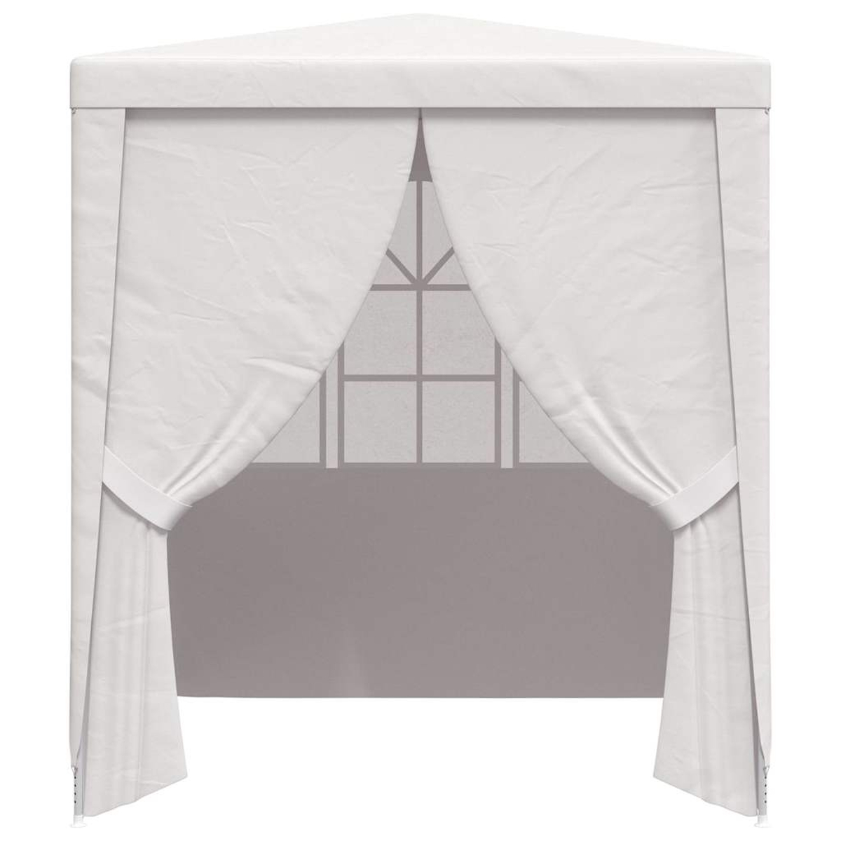 Se muestra una glorieta blanca con cortinas. Las cortinas están corridas, revelando una estructura similar a una ventana en el fondo.