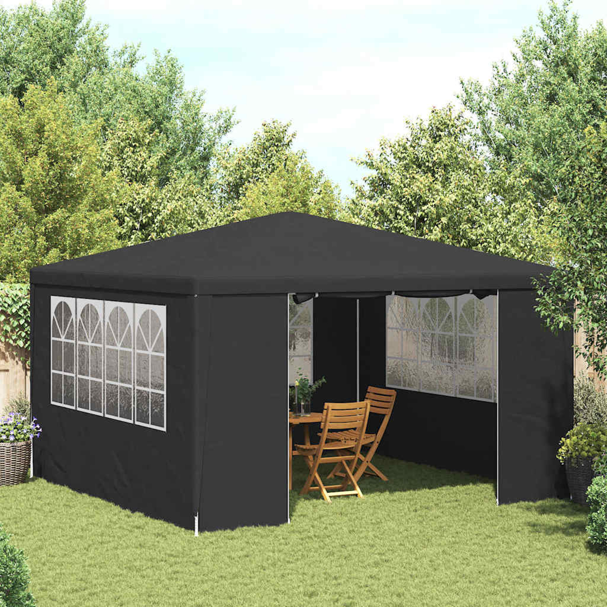 Un gazebo nero in giardino. All'interno un tavolo e sedie. Alberi sullo sfondo. Erba verde sul terreno.