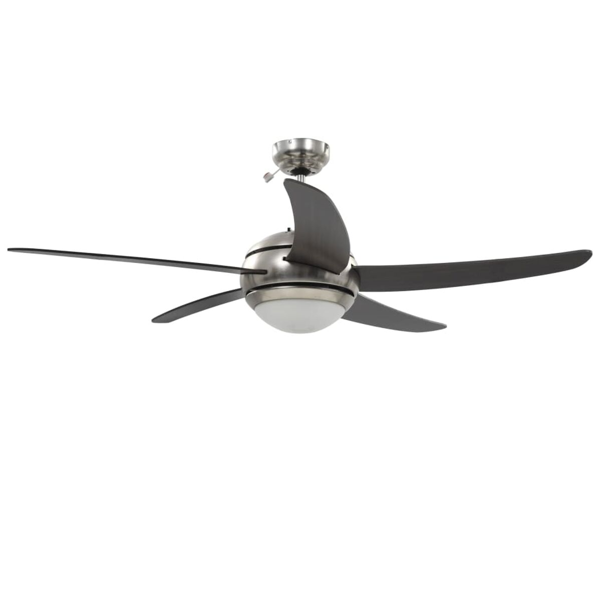 Un ventilatore a soffitto con cinque pale scure e un'apparecchio di illuminazione centrale. Il ventilatore è argento e nero, su sfondo bianco.