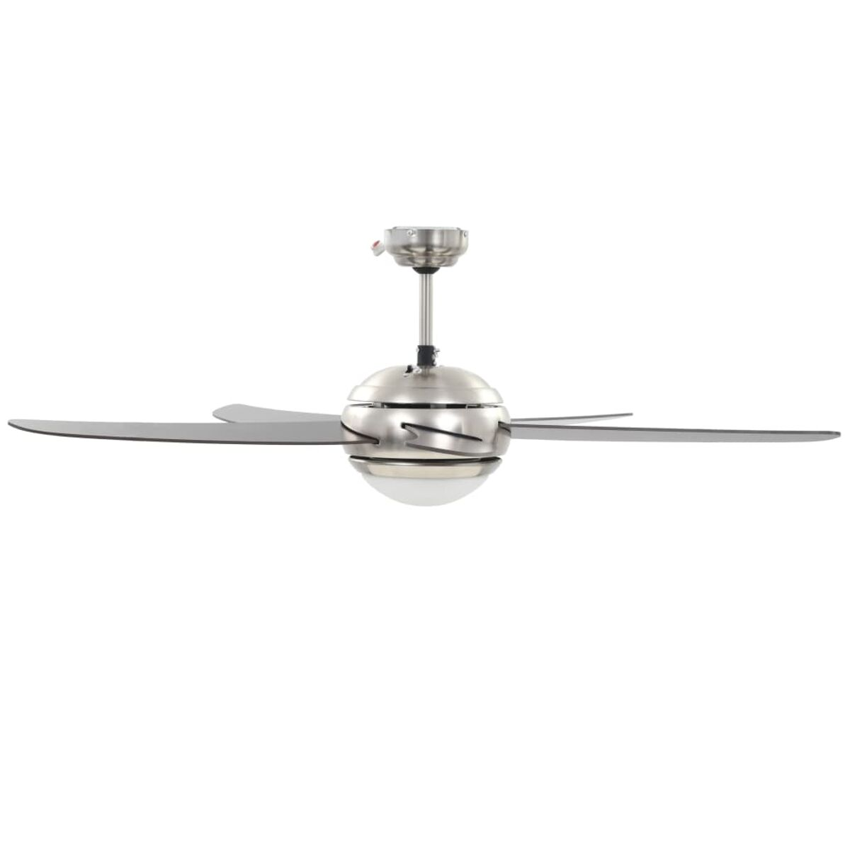 Un moderno ventilatore a soffitto con tre pale. Il ventilatore è argentato e ha un alloggiamento motore sferico con luce in basso.
