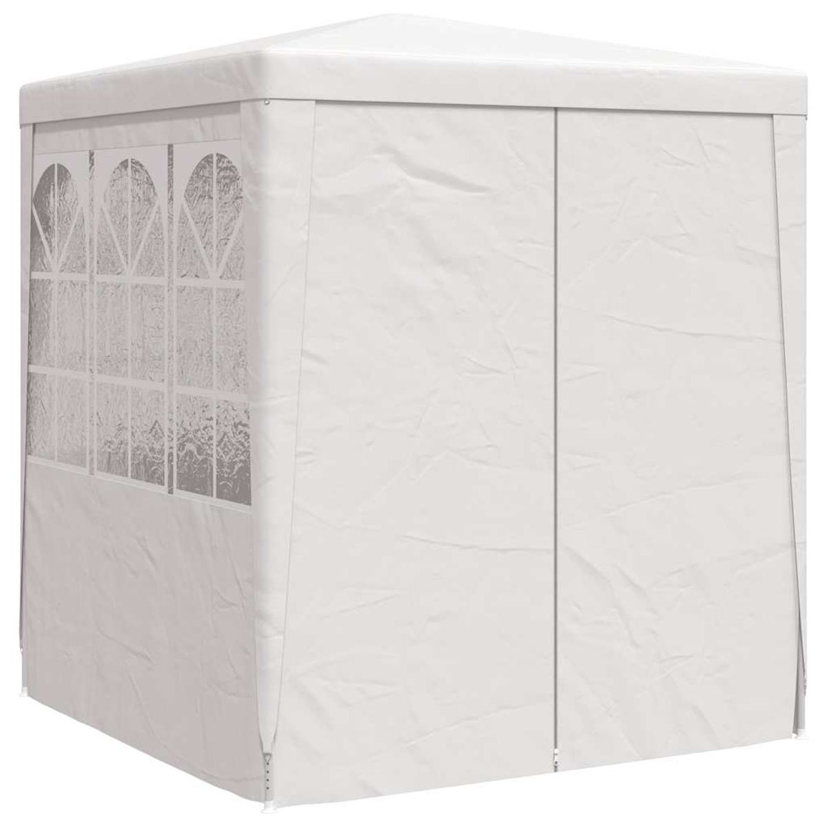 Una glorieta blanca con un lado con ventanas y una puerta con cremallera. El techo está inclinado. La tela está ligeramente arrugada.