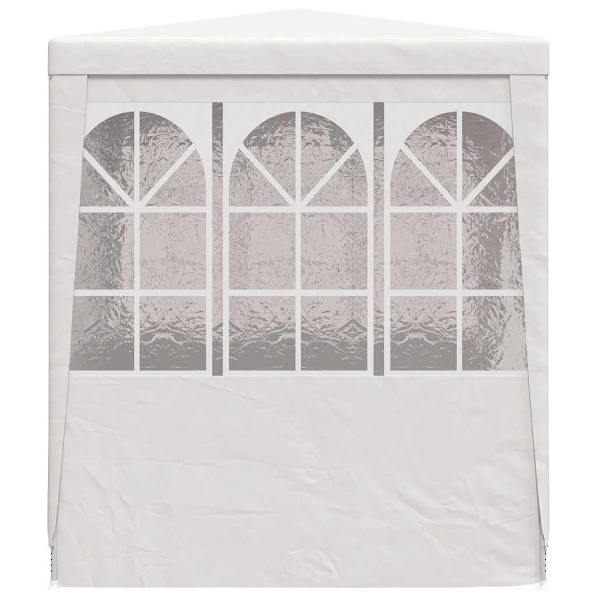 Una glorieta blanca con tres ventanas arqueadas. Las ventanas tienen un aspecto plateado y texturizado. La estructura tiene un techo triangular.