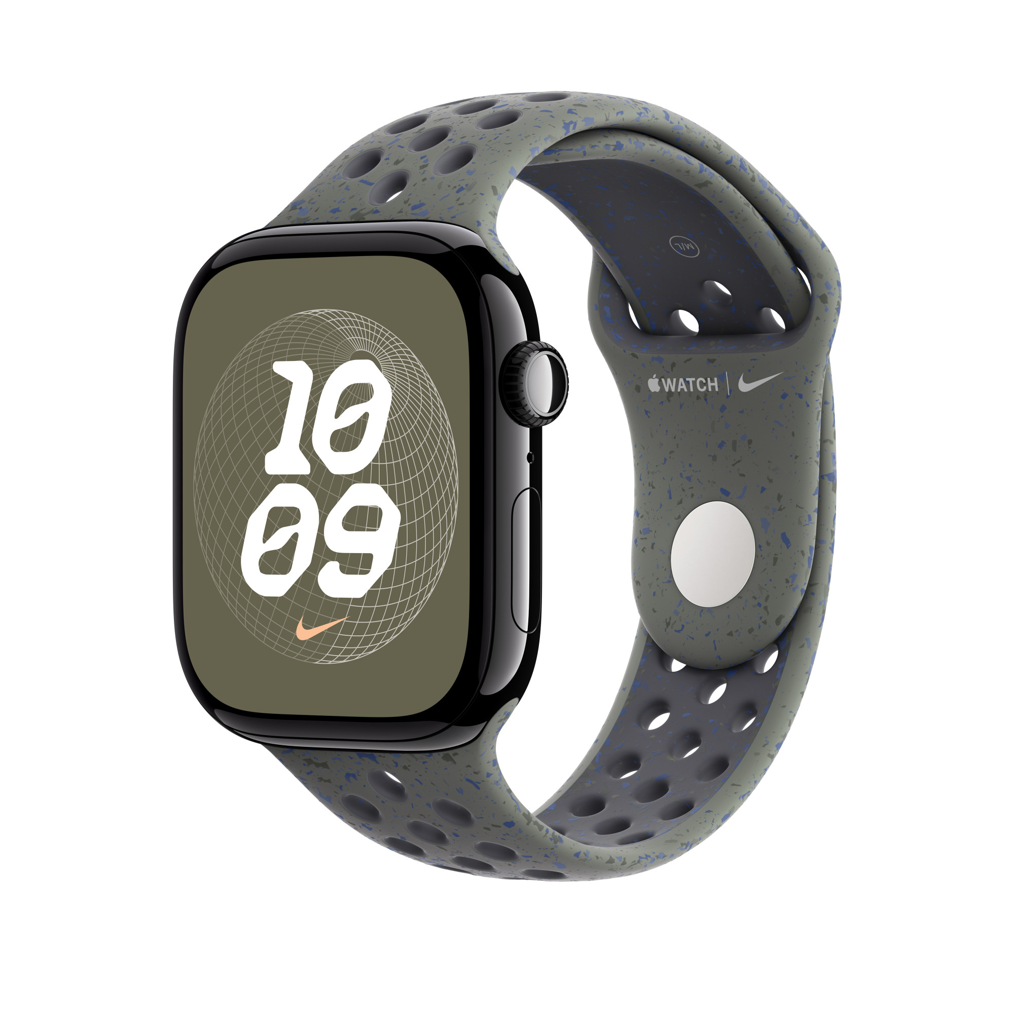 Apple Watch z oliwkową tarczą wyświetlającą godzinę, czarną obudową i nakrapianym szarym paskiem z niebieskimi akcentami. Logo Nike.