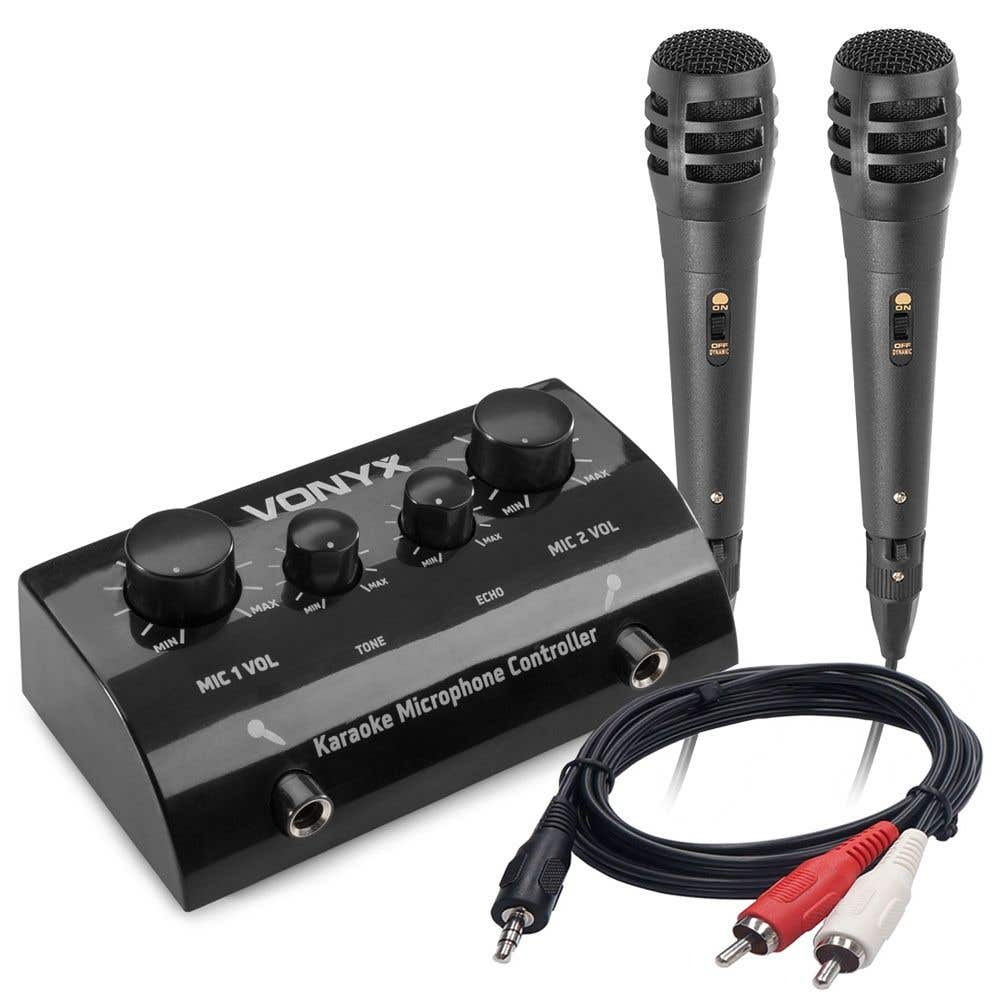 Een karaokeset met twee zwarte microfoons, een controller met knoppen en verbindingskabels met rode en witte stekkers.