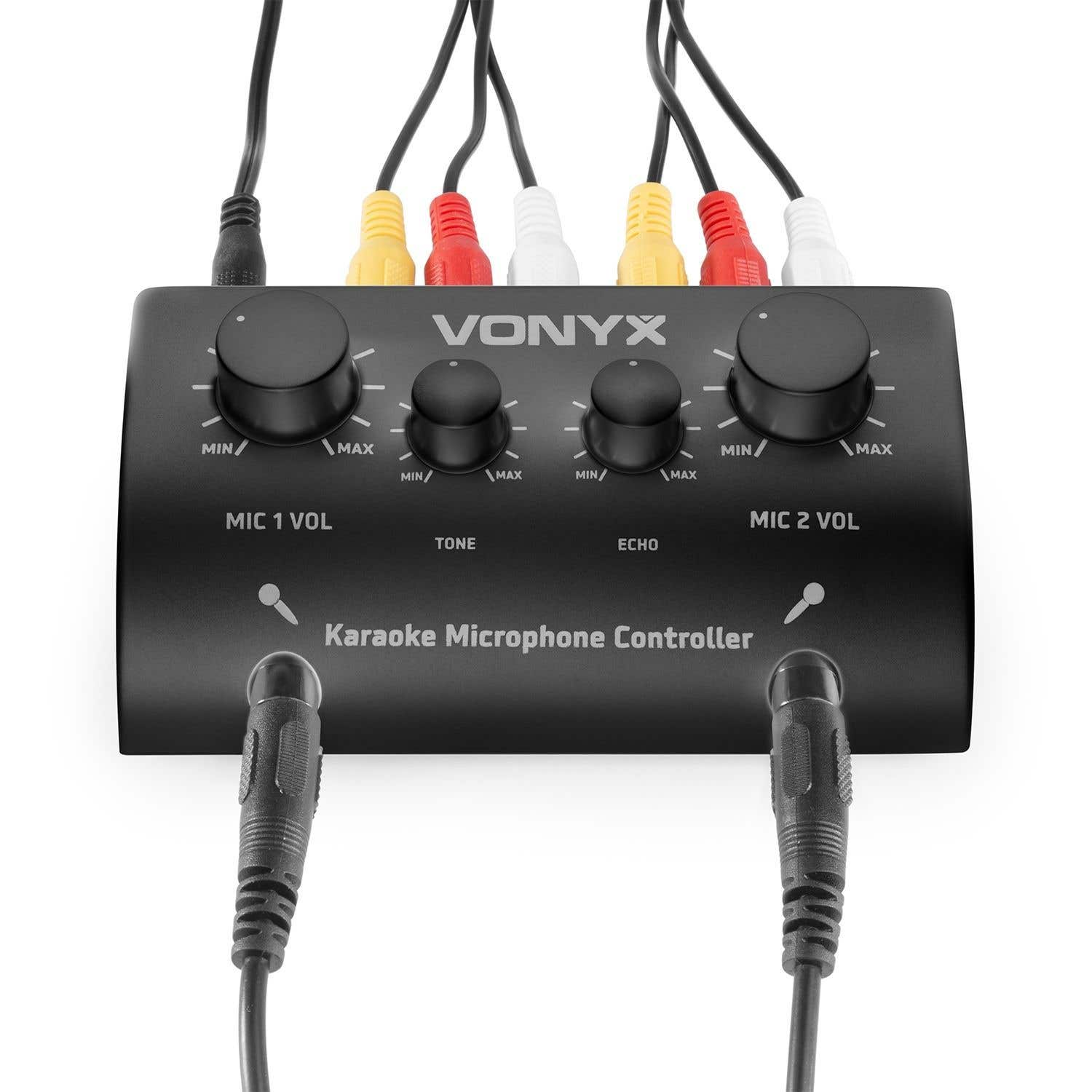 Zwarte karaoke microfoon controller met knoppen, poorten en gekleurde audiokabels. Het heeft volume-, toon- en echo-regelaars.