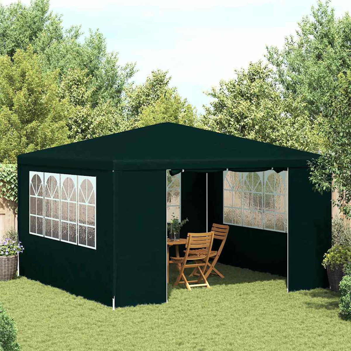 Un gazebo verde scuro è sull'erba. All'interno, un tavolo e sedie in legno. Alberi sullo sfondo.