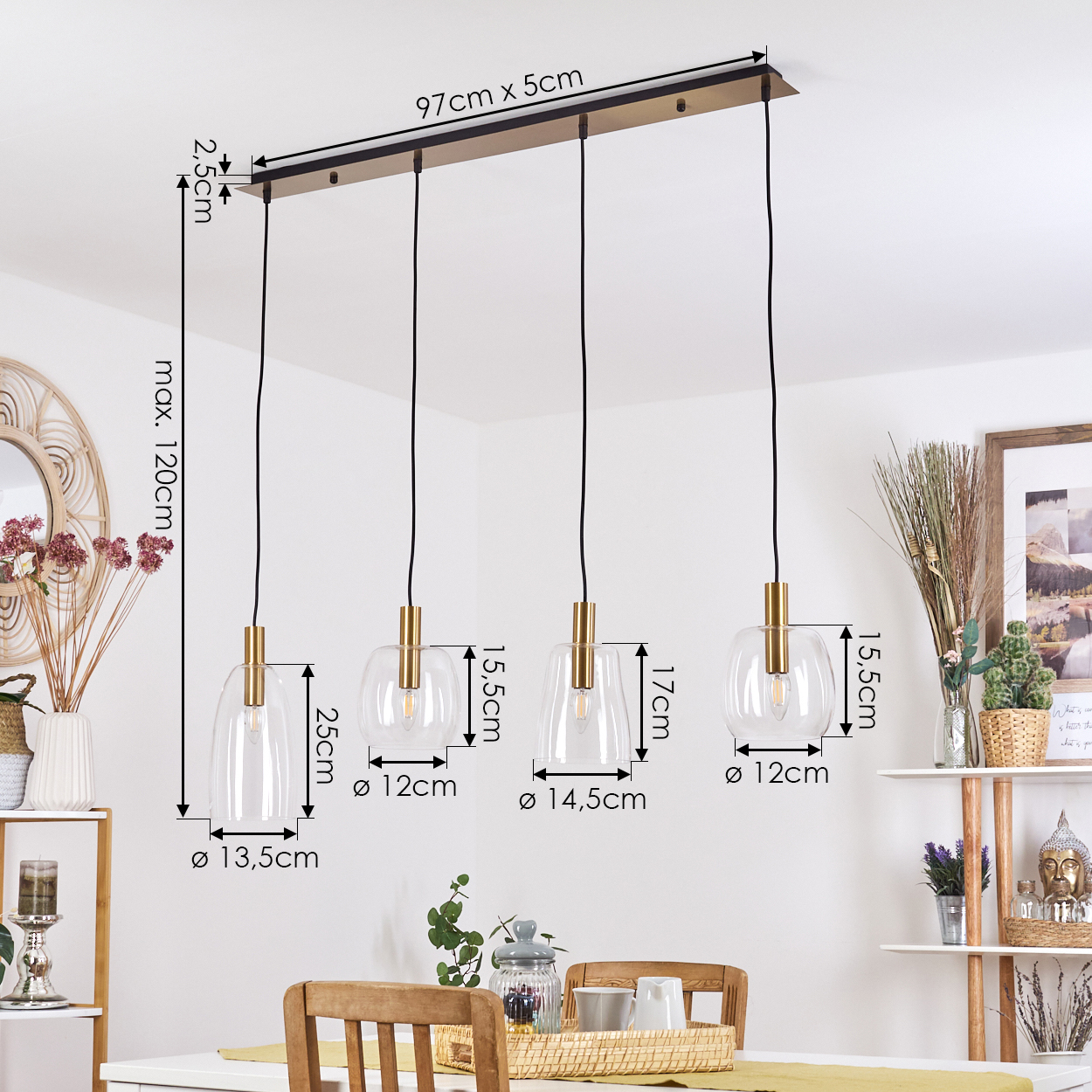 Ein modernes Esszimmer mit einer Hängelampe mit drei Glasschirmen. Maße sind angegeben, und der Raum hat einen weißen Tisch und Regale.