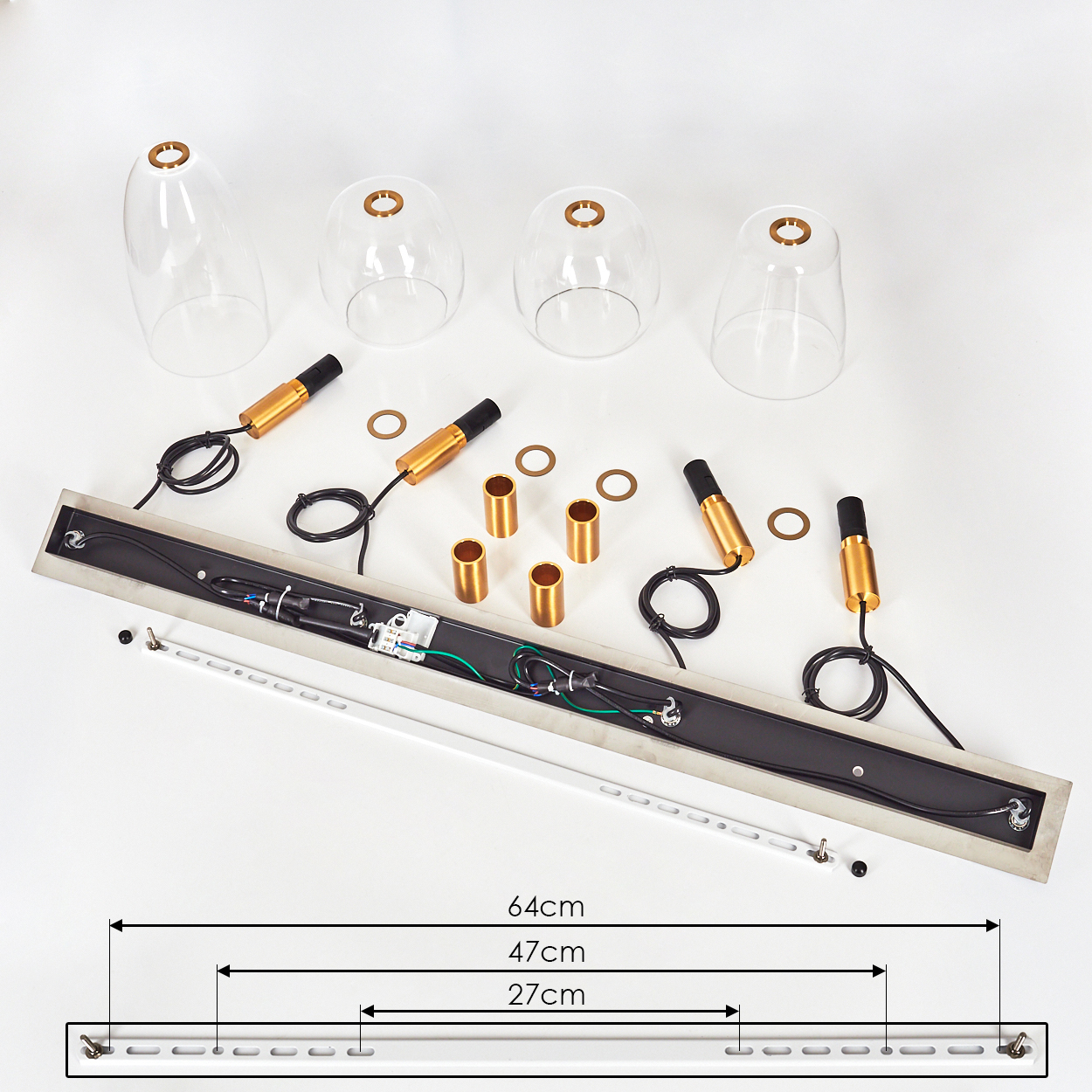 Komponenten einer Deckenleuchte auf Weiß ausgebreitet. Enthält Glasschirme, goldene Armaturen, Metallstange und Größenangaben.