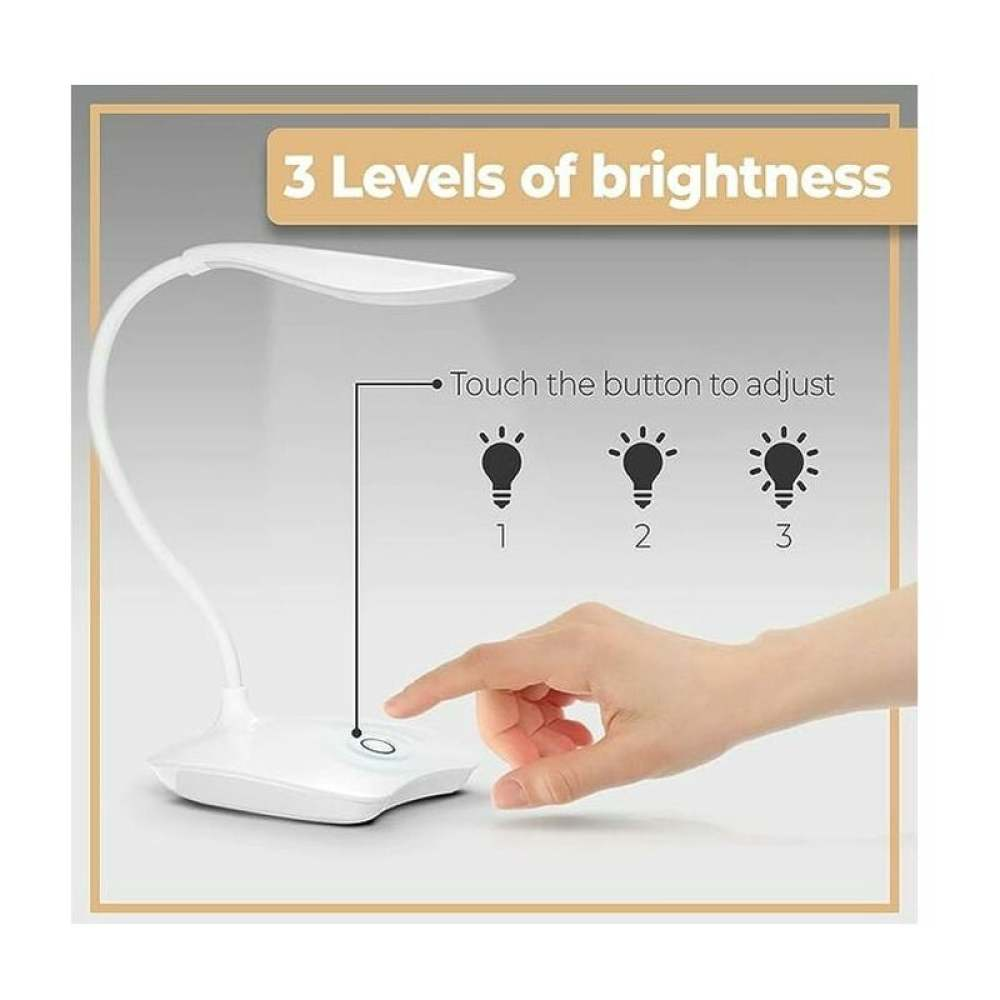 Eine weiße Schreibtischlampe mit drei Helligkeitsstufen. Eine Hand berührt die Lampentaste, um das Licht einzustellen.