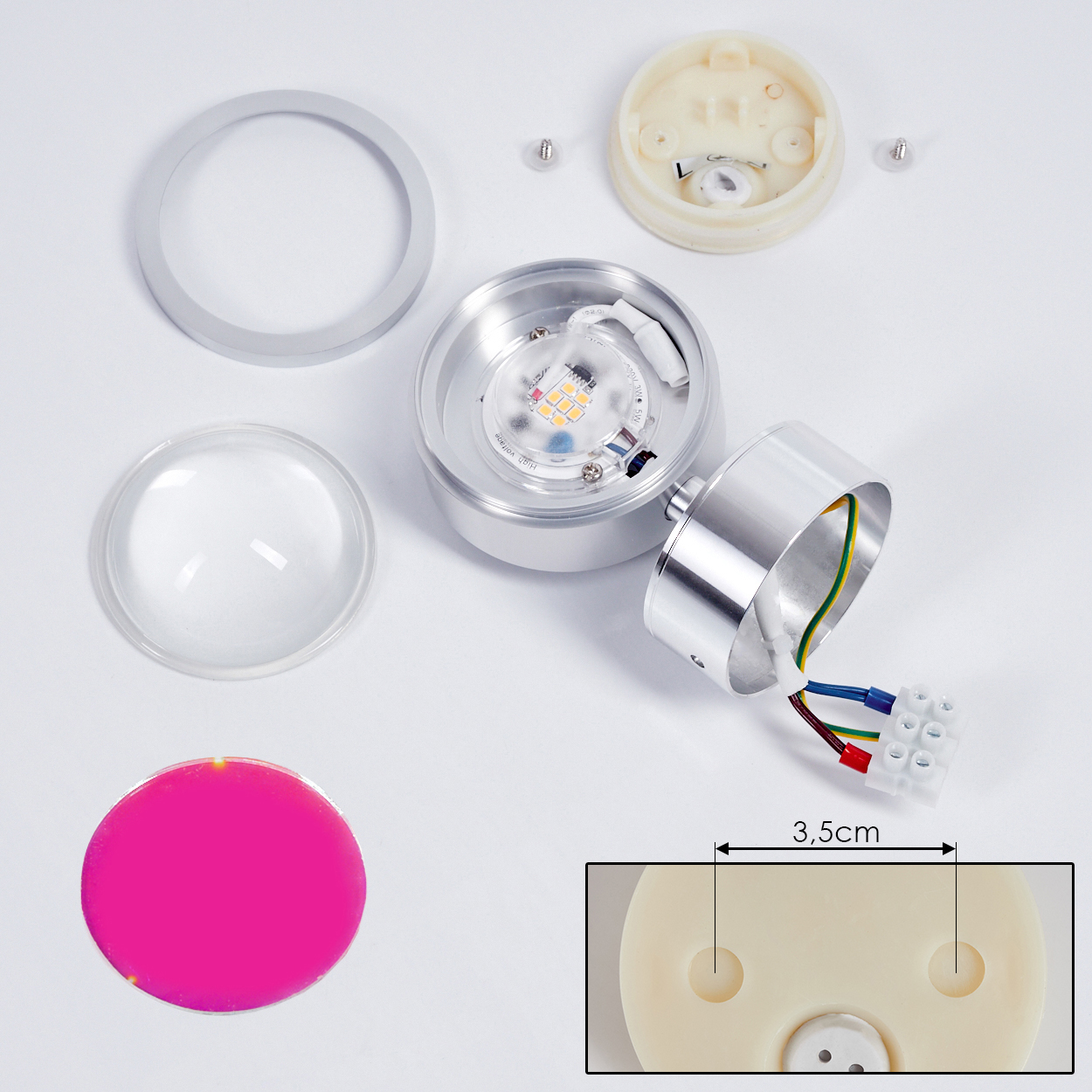 Zerlegte LED-Leuchtkomponenten. Enthält ein silbernes Gehäuse, eine klare Linse, eine pinke Scheibe und ein Diagramm mit einer Messung von 3,5 cm.