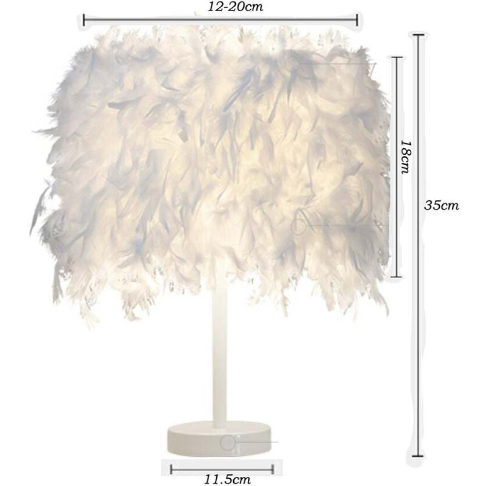 Eine weiße Tischlampe mit federartigem Schirm. Abmessungen: 12-20cm breit, 18cm Schirmhöhe, 35cm Gesamthöhe und 11,5cm Sockel.