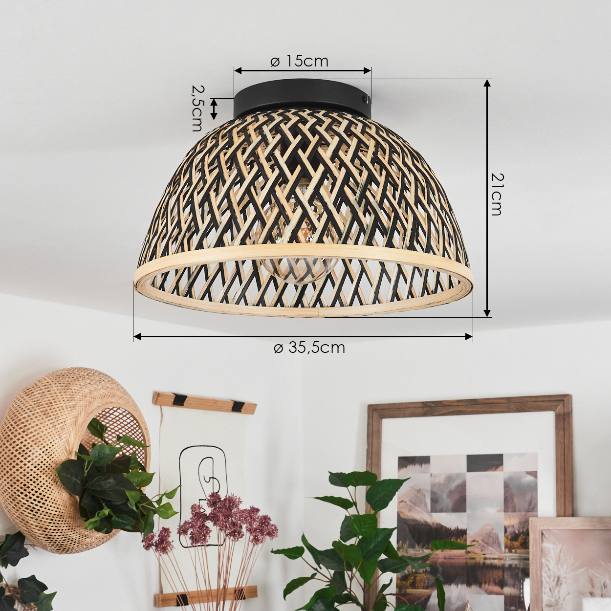 Ein gewebter Lampenschirm hängt von der Decke. Ein gewebter Korb mit Pflanzen und Bildern an der Wand sind im Hintergrund sichtbar.