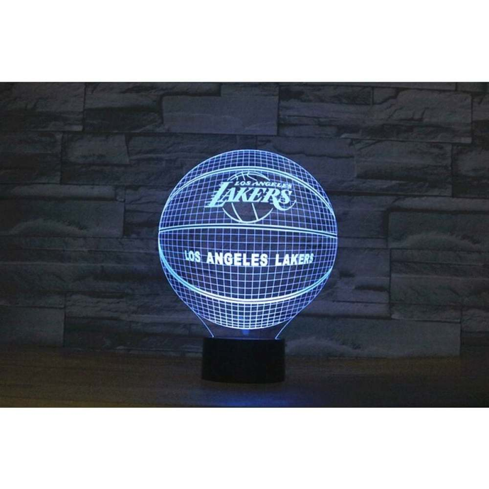 Eine blau leuchtende Basketballlampe mit dem Logo der Los Angeles Lakers vor einer dunklen Ziegelmauer.
