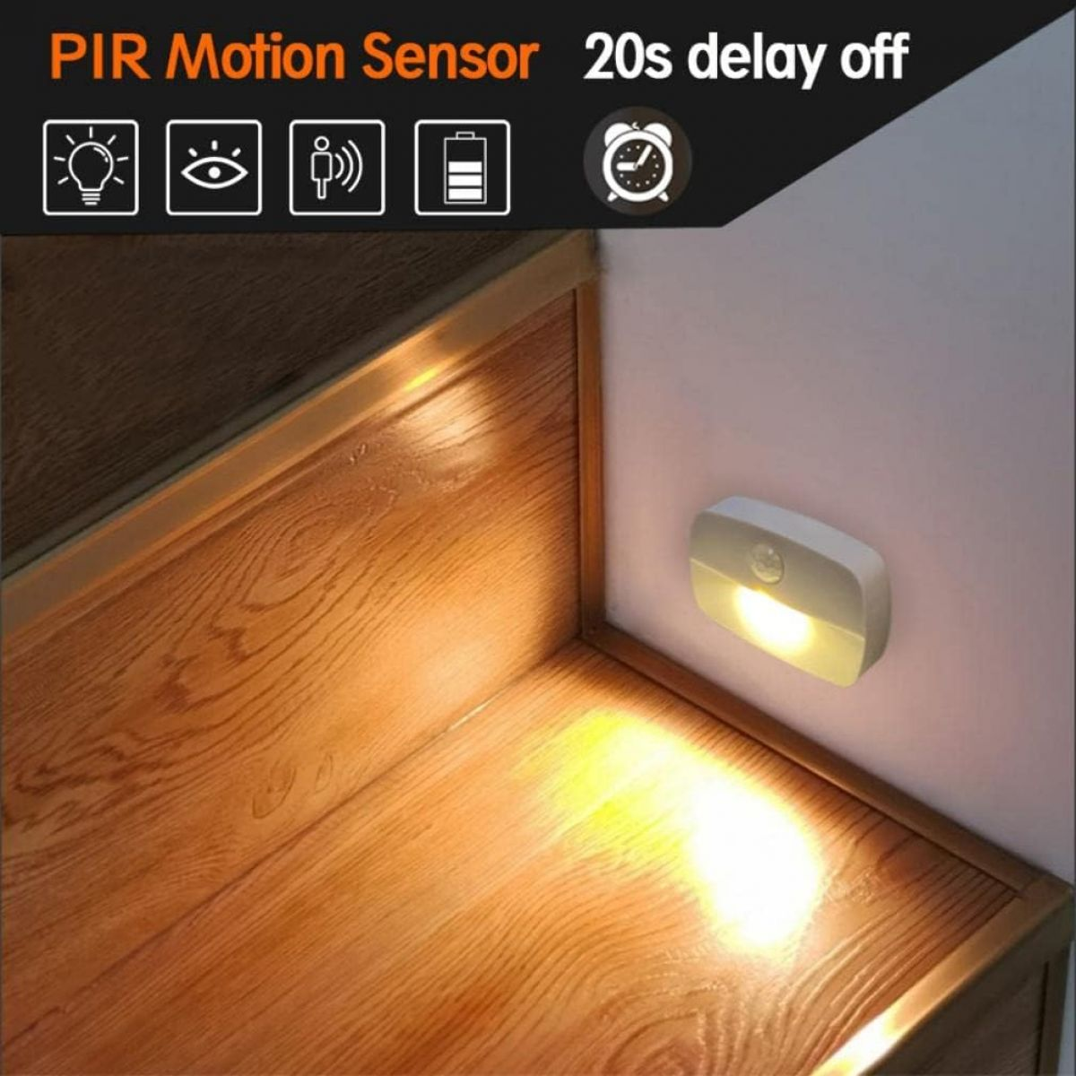 Holztreppe mit Bewegungssensor-Licht an der Wand. Das Licht ist an und beleuchtet die Treppe. Der Sensor ist weiß.