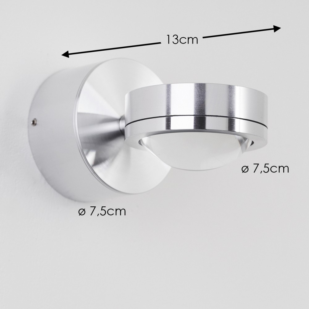 Eine moderne silberne Wandleuchte vor weißem Hintergrund. Abmessungen: 13 cm, 7,5 cm Durchmesser.