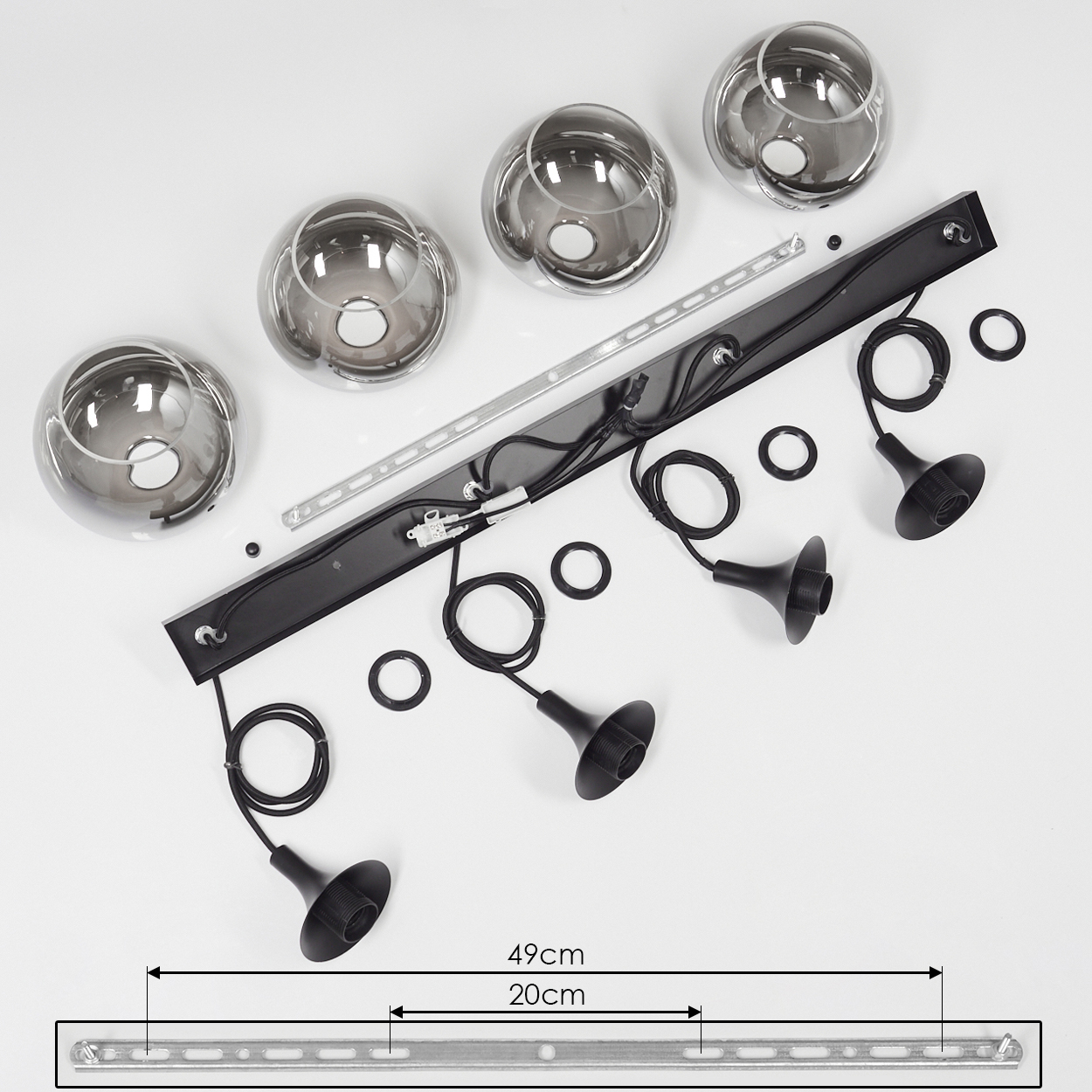 Komponenten einer Deckenleuchte. Enthält Glaskugeln, eine schwarze Halterung, schwarze Kegel und Befestigungsmaterial. Abmessungen sind angegeben.
