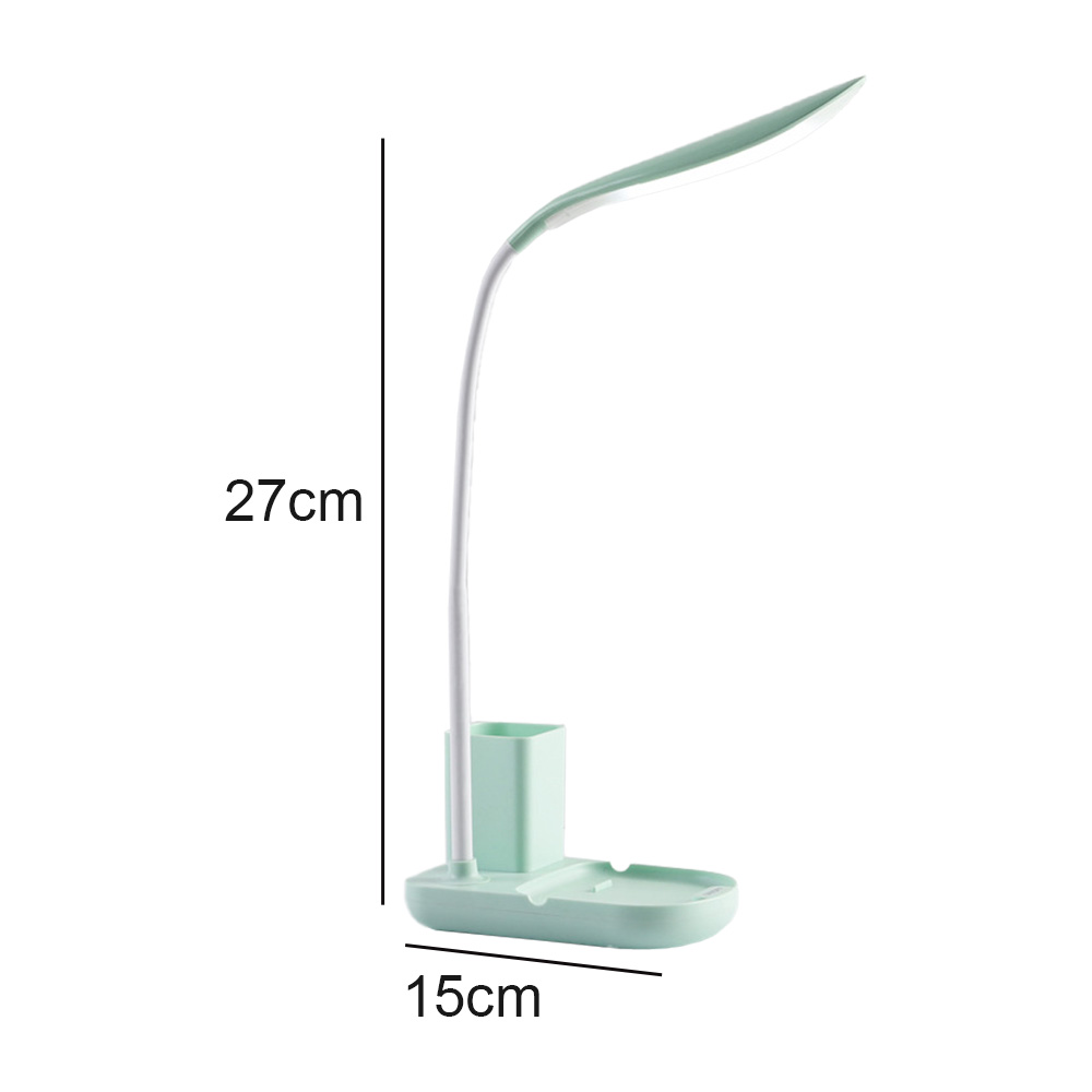 Eine mintgrüne Schreibtischlampe mit flexiblem Hals. Sie hat einen Stifthalter und eine kleine Ablage. Abmessungen sind 27cm x 15cm.