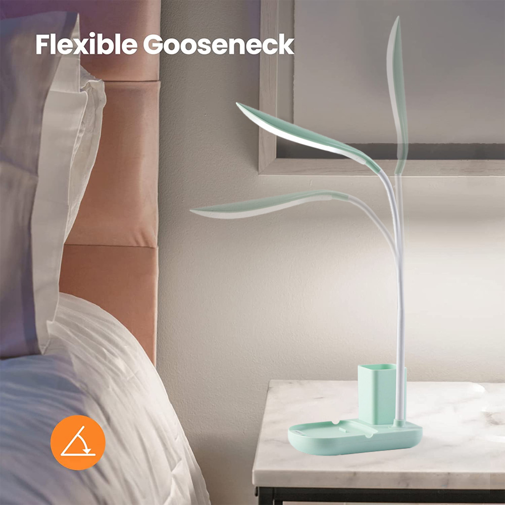 Eine flexible Schreibtischlampe mit hellblauem Sockel und weißem Stiel, neben einem Bett.