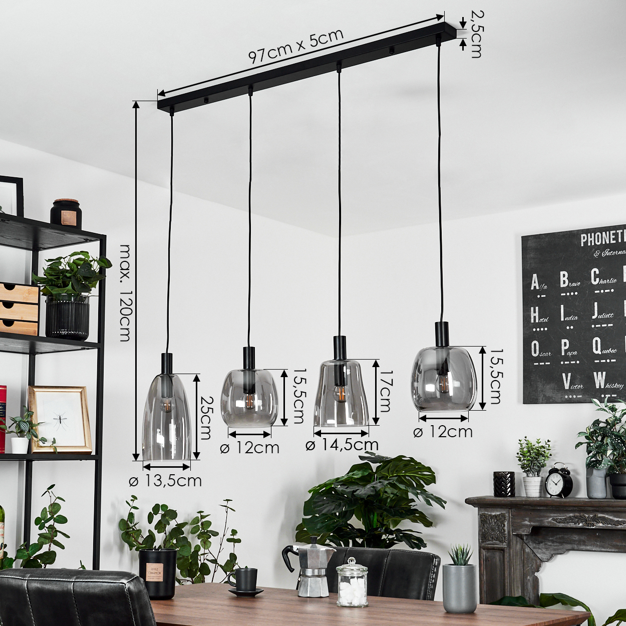 Vier Glas-Pendelleuchten hängen über einem Holztisch. Pflanzen und Dekorationsgegenstände sind im Raum angeordnet, mit einer Tafel an der Wand.