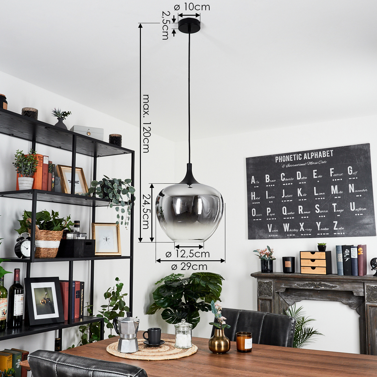 Ein modernes Interieur mit einer Pendelleuchte, einem Holztisch, Regalen und einer Tafel mit dem phonetischen Alphabet.