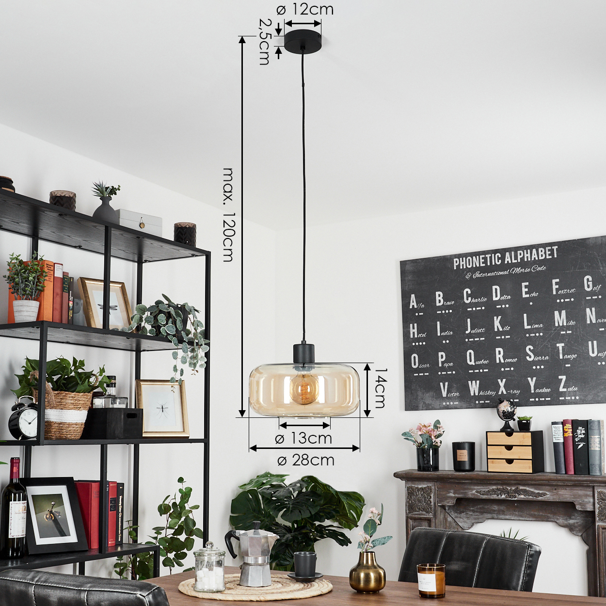Eine moderne Pendelleuchte mit klarem Glasschirm hängt über einem Tisch. Ein schwarzes Regal und eine Tafel sind im Hintergrund.