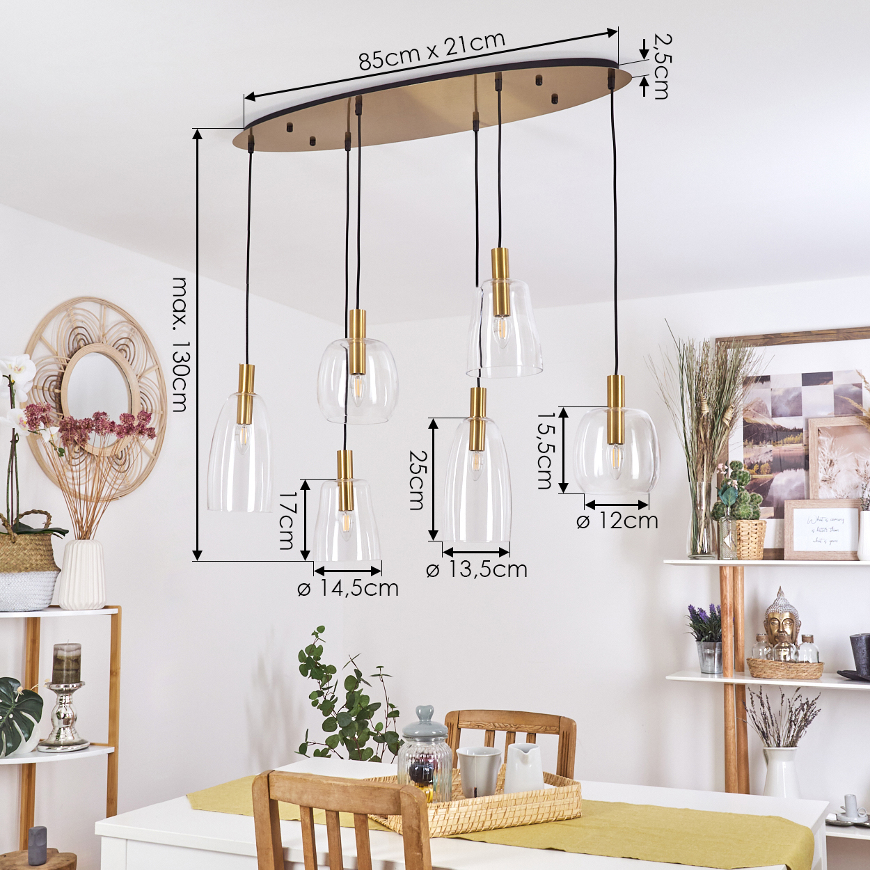 Eine moderne Pendelleuchte mit fünf Glashängeleuchten. Abmessungen sind auf dem Bild angegeben. Der Raum hat einen Esstisch und Regale mit Dekoration.