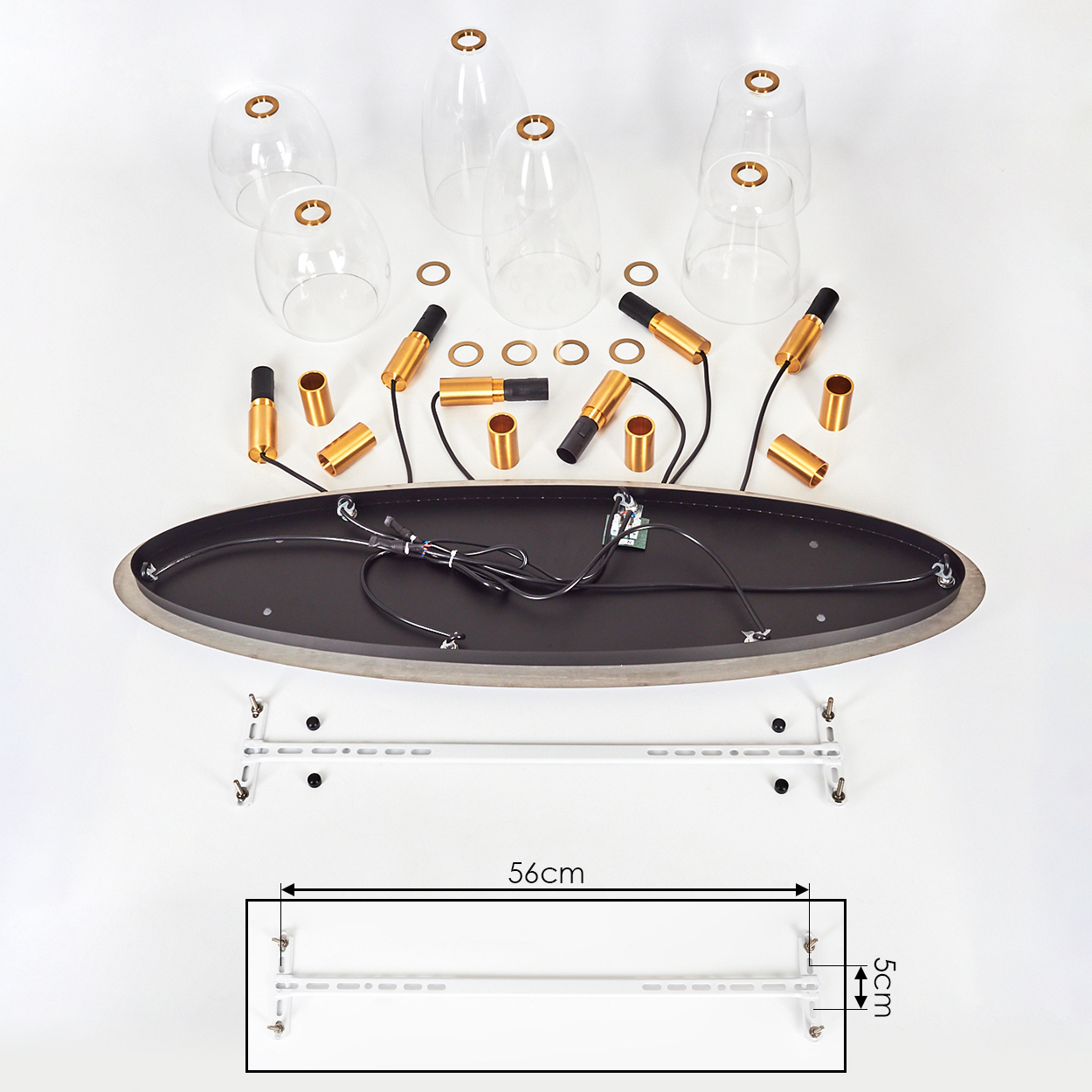 Draufsicht auf zerlegte Leuchte. Komponenten: Glasschirme, Metallarmaturen, Verkabelung und Montagehalterungen.