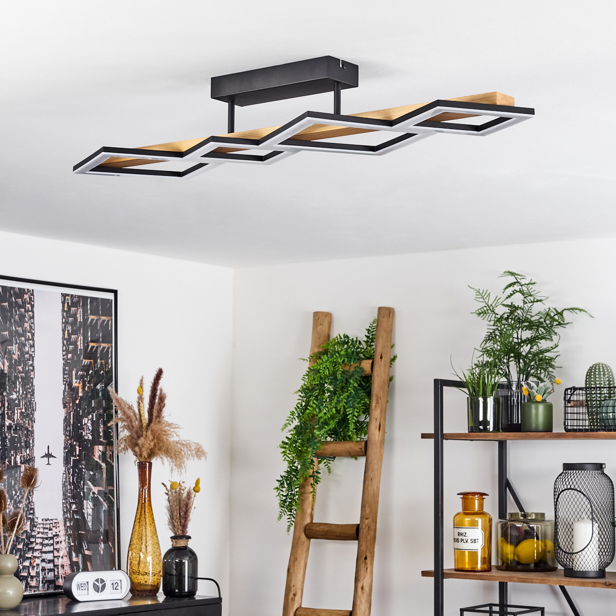 Ein modernes Wohnzimmer mit Deckenleuchte. Eine Holzleiter mit Pflanzen, Regale mit Dekorationen und ein Stadtbild an der Wand.