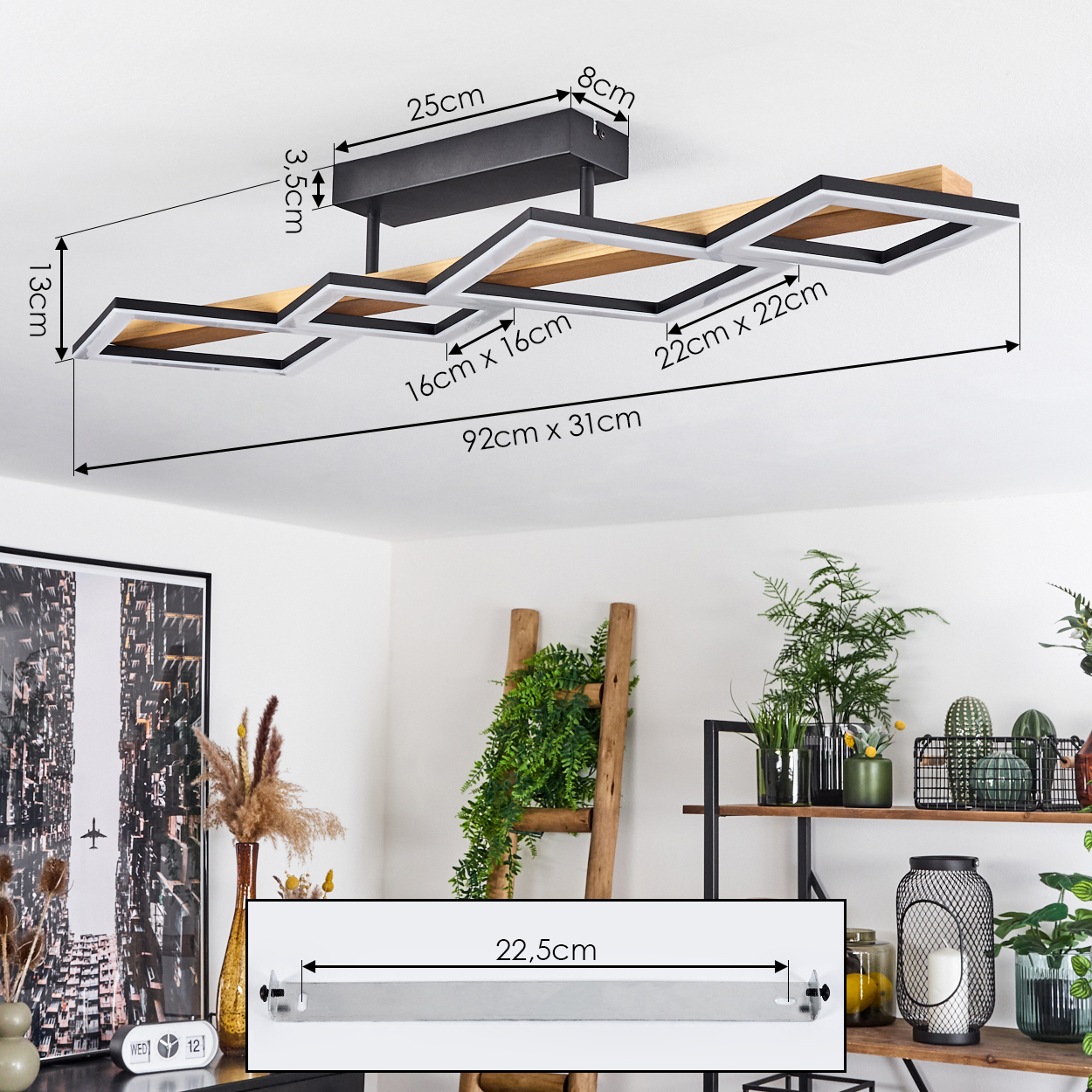 Eine moderne Deckenlampe mit geometrischen Formen, Holz- und schwarzen Elementen. Die Szene umfasst eine Leiter mit Pflanzen und ein Regal mit Dekorationen.