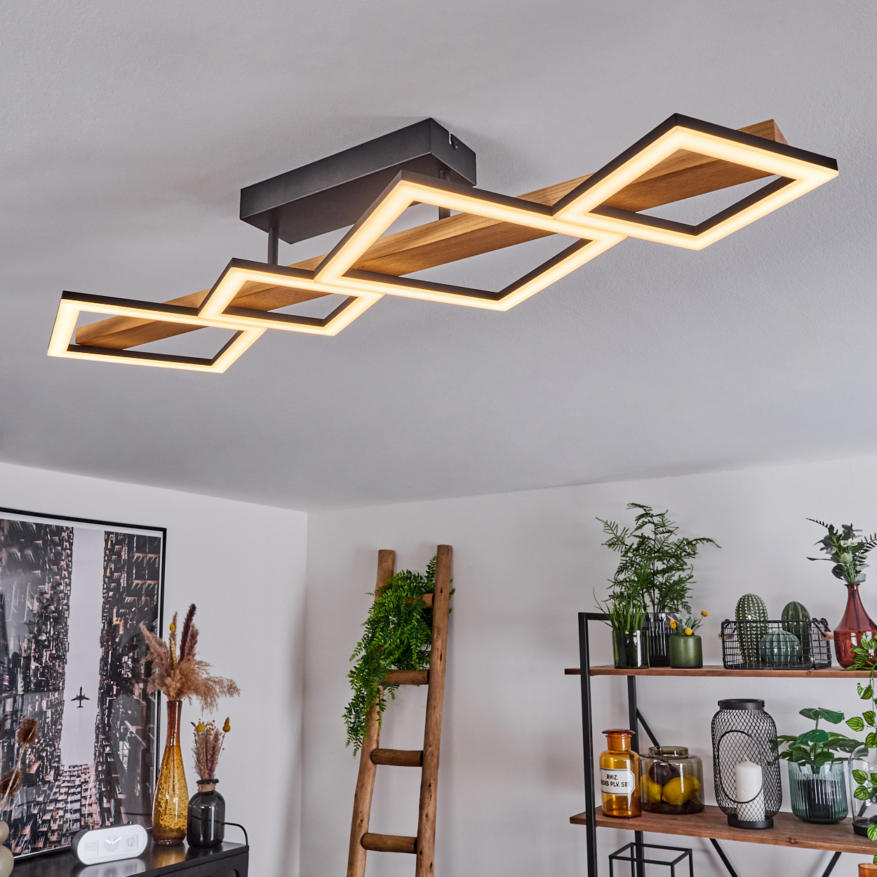 Moderne Deckenleuchte mit geometrischem Design. Holzleiter und Regale mit Pflanzen und Dekor im Raum.