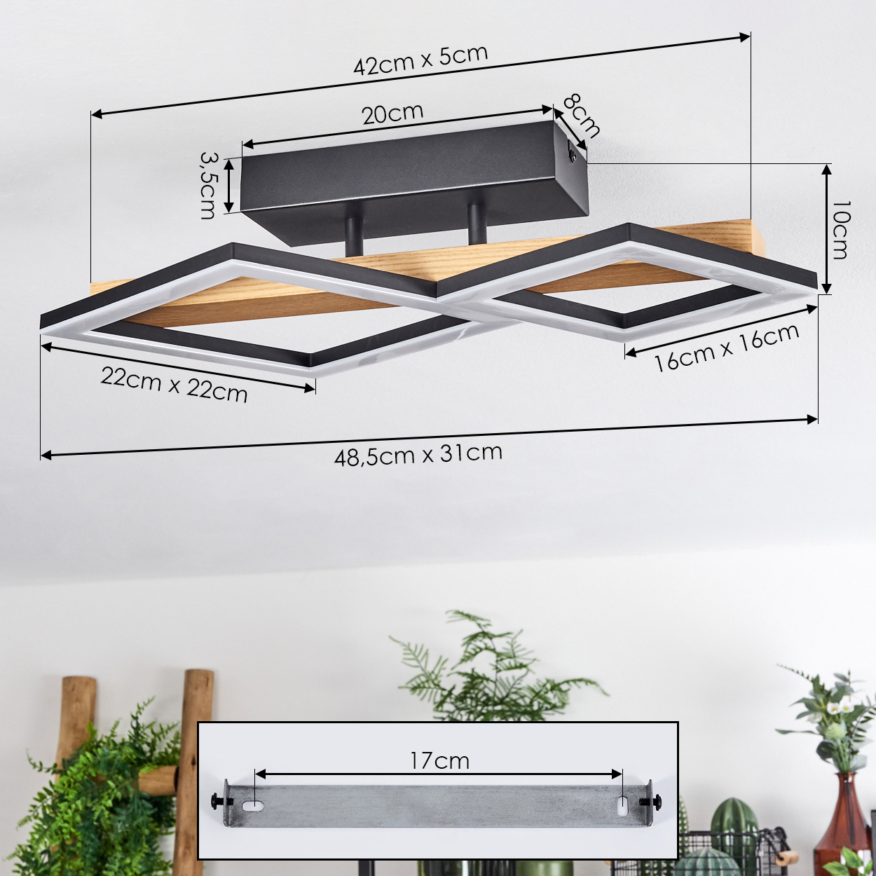 Eine moderne Deckenlampe mit schwarzen und Holzelementen, mit quadratischen Leuchten. Maße sind in cm angegeben.