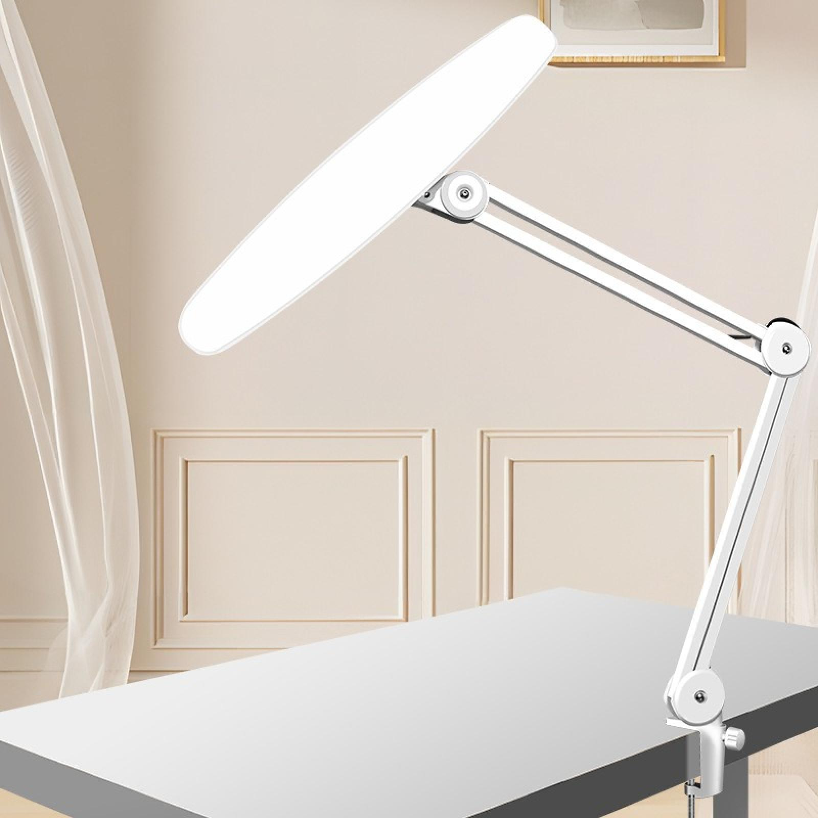 Eine weiße Schreibtischlampe ist an einem Tisch befestigt. Der Hintergrund zeigt eine hellfarbige Wand mit einem Gemälde.