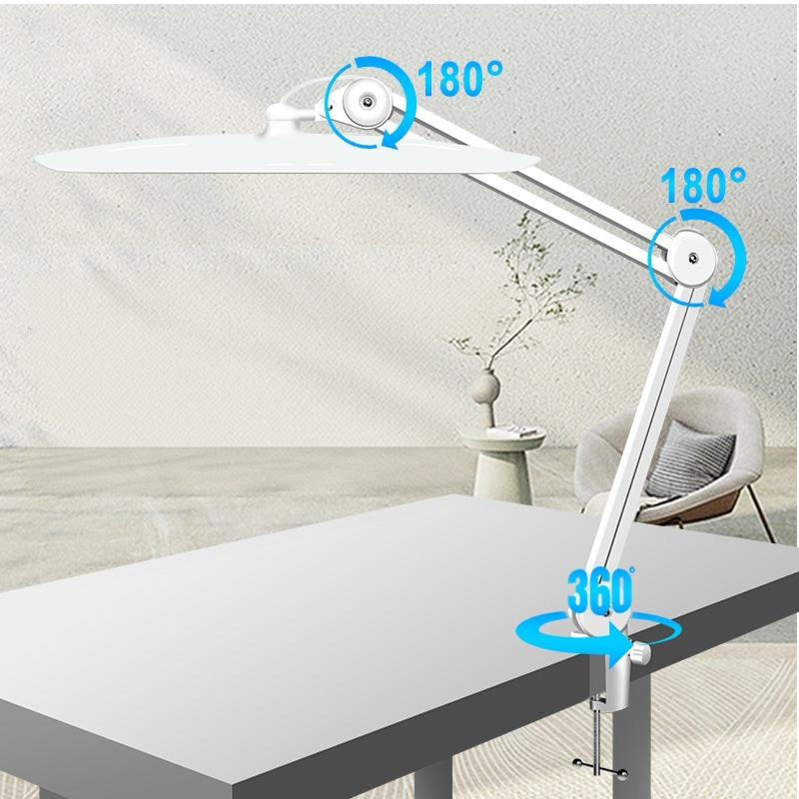 Eine weiße Schreibtischlampe ist auf einem weißen Tisch befestigt. Die Lampe kann sich um 180 und 360 Grad drehen. Im Hintergrund befinden sich ein Stuhl und eine Vase.