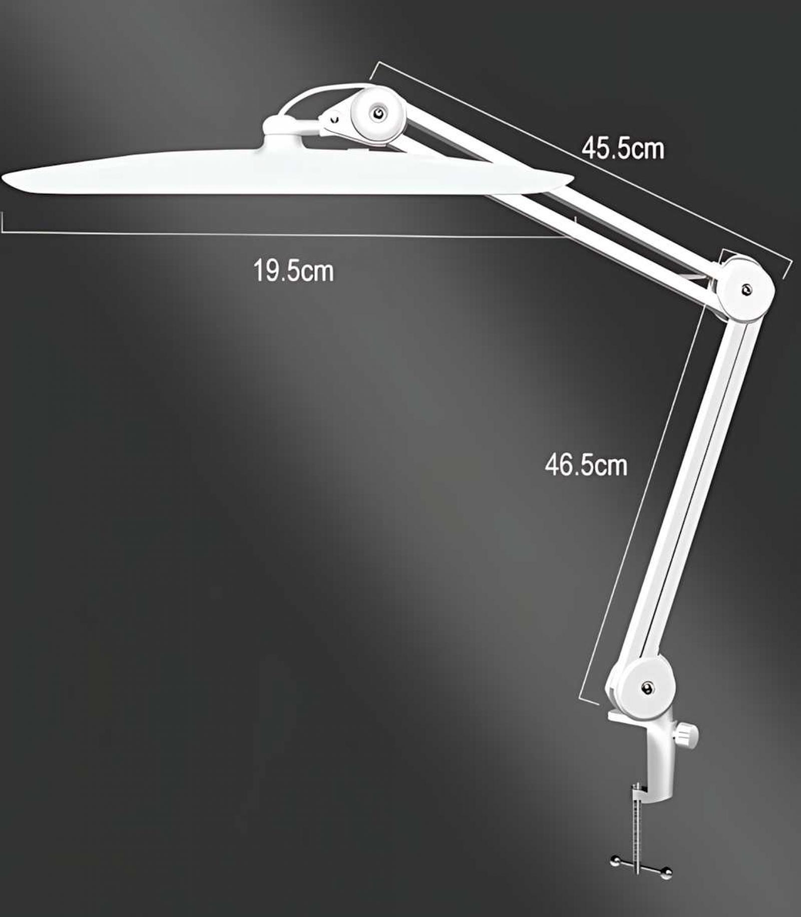 Weiße Schreibtischlampe mit verstellbarem Arm und Klemme. Maße: 19,5 cm, 45,5 cm und 46,5 cm. Dunkelgrauer Hintergrund.