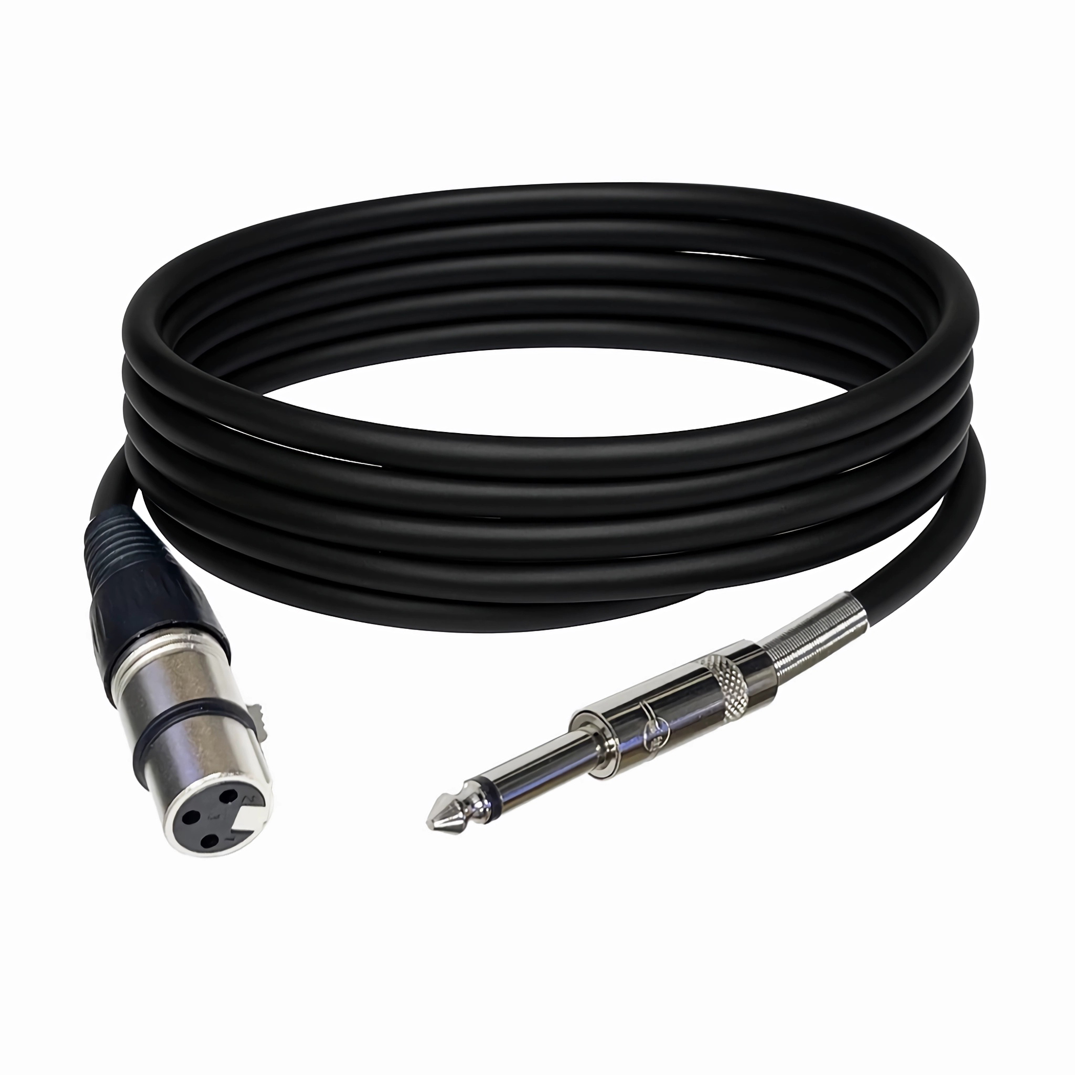 Ein gerolltes schwarzes Audiokabel mit einem XLR-Stecker und einem 6,35-mm-Klinkenstecker.