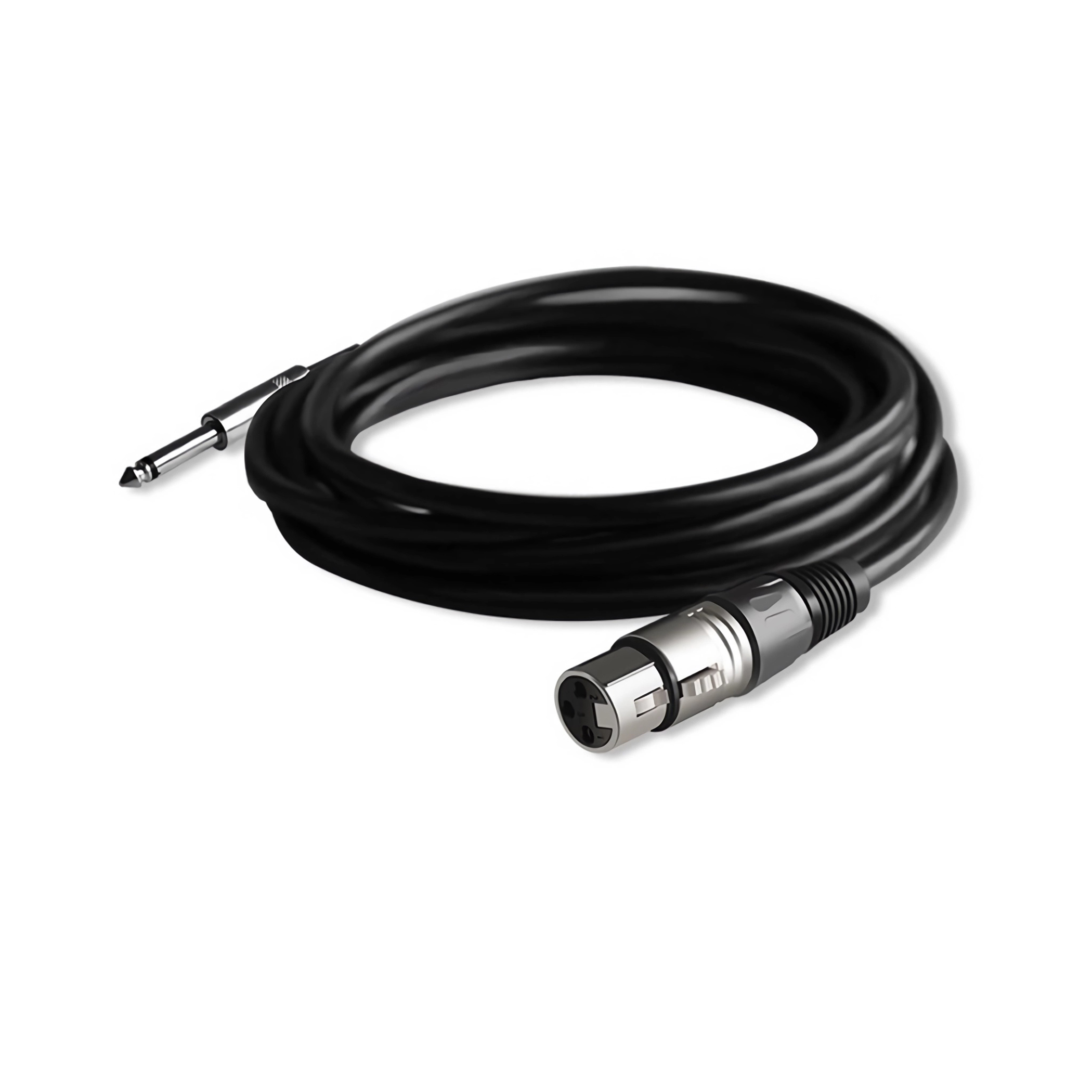 Ein schwarzes Audiokabel mit Klinke und XLR-Anschluss, auf weißem Hintergrund gerollt.