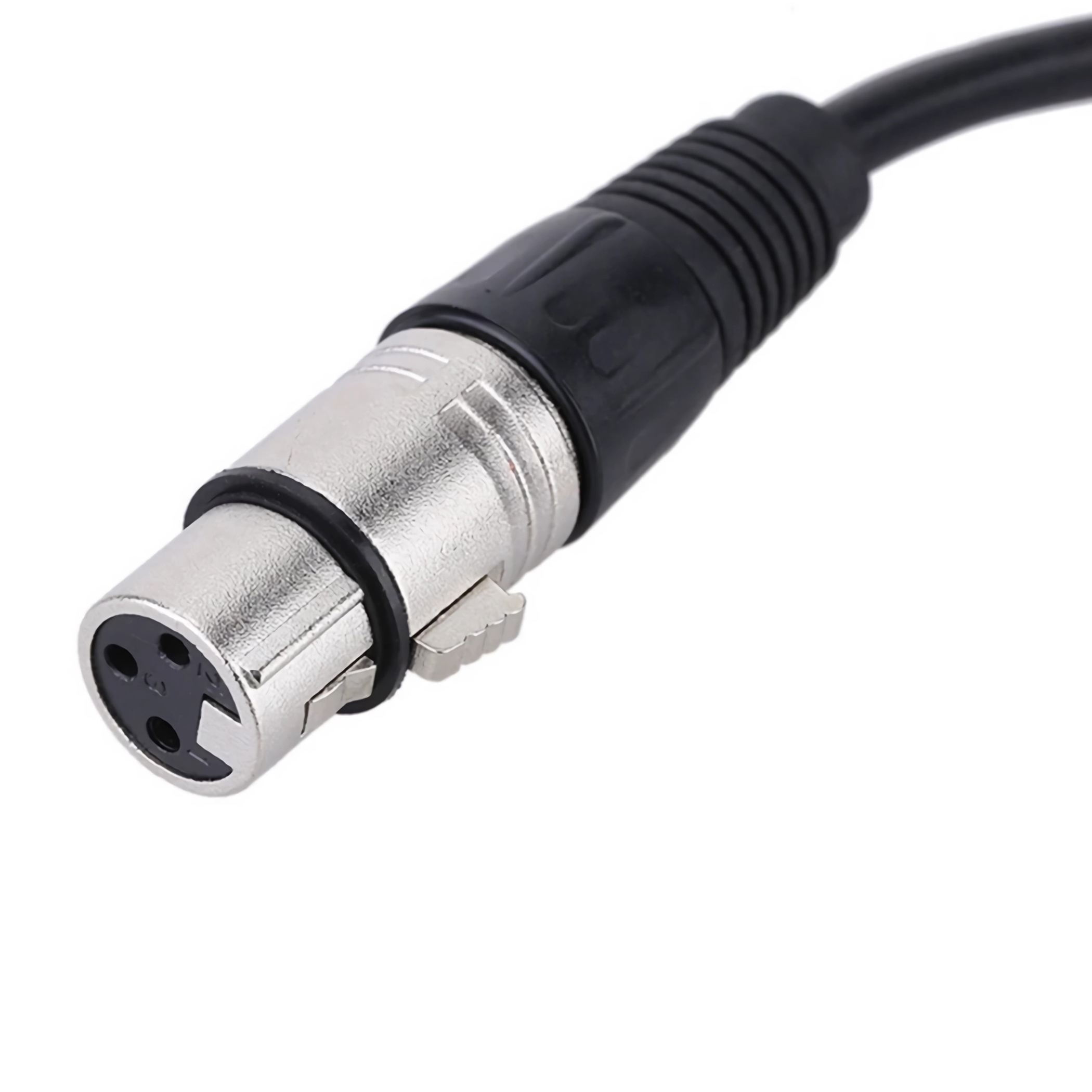 Ein XLR-Anschluss mit silbernem Metallkopf und schwarzem Gummigriff. Es befindet sich auf einem schwarzen Kabel vor weißem Hintergrund.