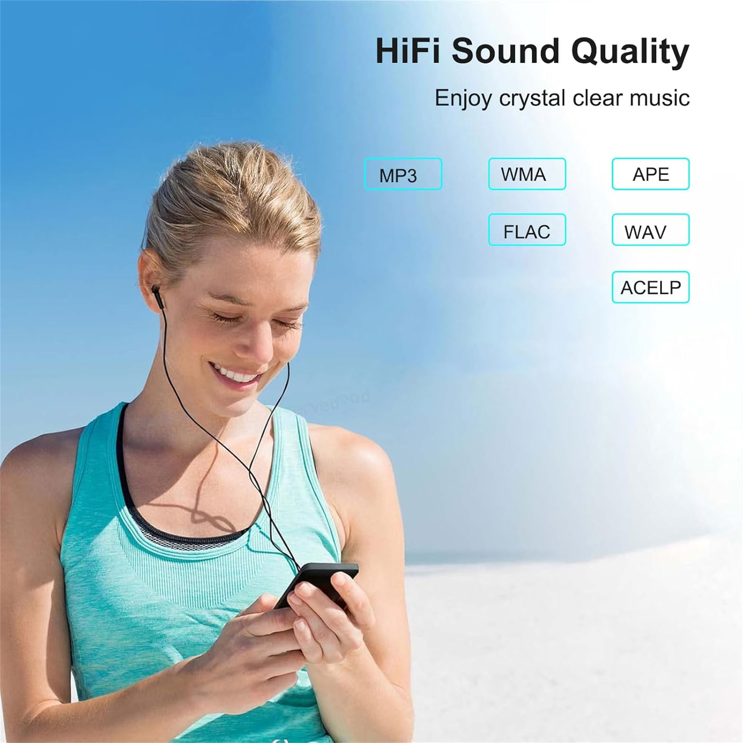 Frau mit Kopfhörern, hört Musik auf einem Telefon. Blauer Himmel im Hintergrund. Text zeigt Audiodateien.