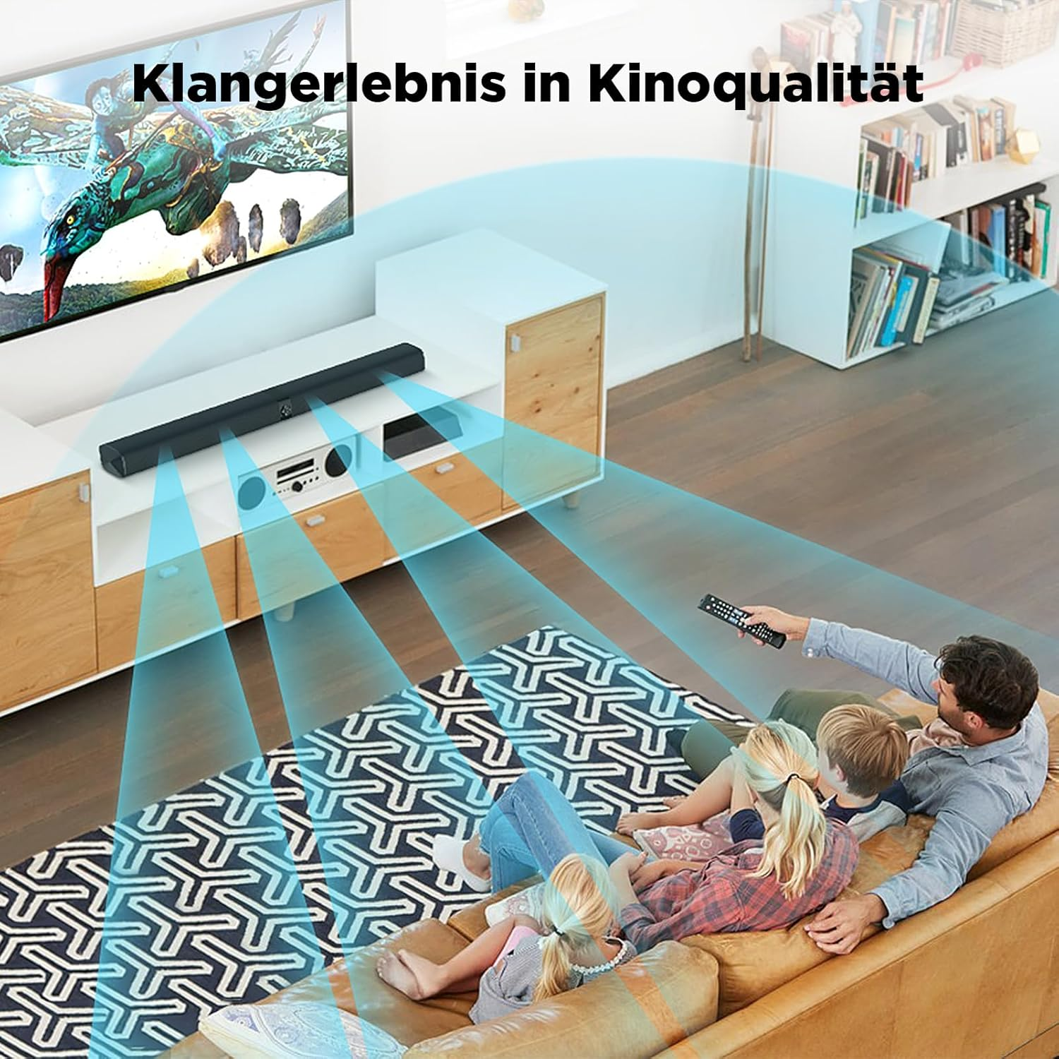 Rodzina ogląda telewizję z soundbarem. Ojciec trzyma pilota. Niebieski dywan i regał na książki w tle.