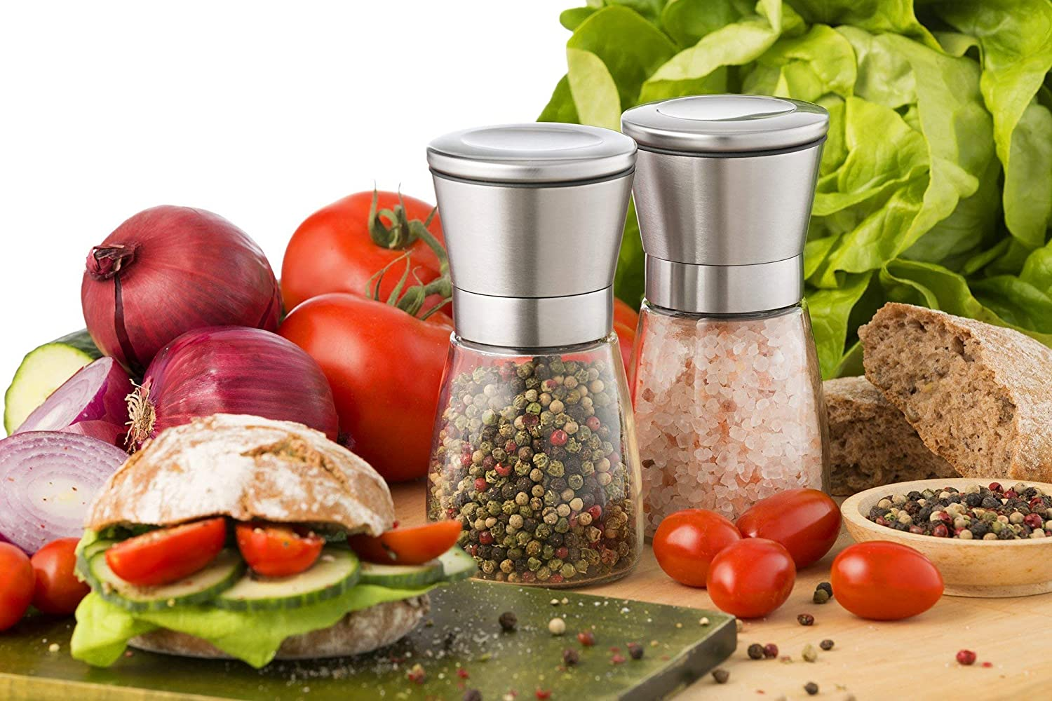 Stilleben mit Sandwich, Tomaten, Zwiebeln, Salz- und Pfefferstreuern, Brot und Salat.