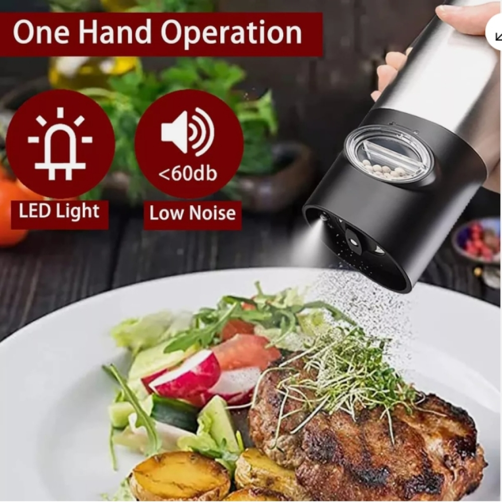 Ein Pfeffermühle gibt Pfeffer auf einen Teller mit Essen ab. Das Essen umfasst Steak, Salat und Kartoffeln.