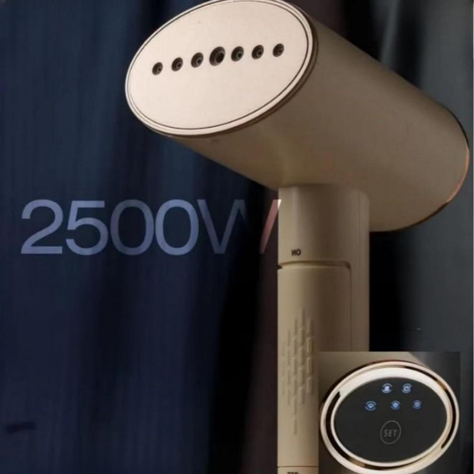 Ein beiger Kleiderdampfer mit rundem Kopf und Bedienfeld. Der Text '2500V' ist im Hintergrund zu sehen.